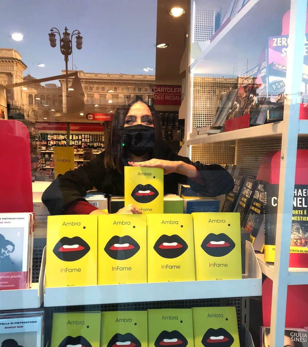 Ambra Angioliniのインスタグラム：「Vetrine milanesi.... nuovi mestieri... scrittrice? No! Vetrinista #infame @rizzolilibri pictures by @lavale_lavale」