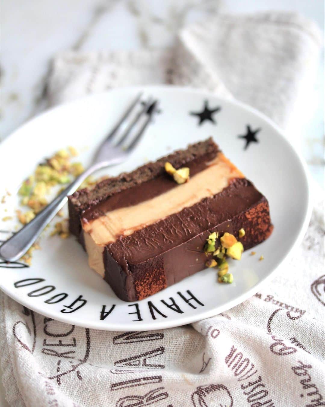 Li Tian の雑貨屋のインスタグラム：「{SOLD OUT} Hello! I will be doing a small bakesale this and next Sat for this Kinako Nama Chocolate Cake that is made with Hokkaido Roasted Kinako powder and Rum-infused 64% chocolate. Beneath the creamy melt-in-your mouth goodness is a layer moist black cocoa sponge and topped with roasted pistachio nuts.   Available in whole cake sizes (good for 6-7 slices). Self collection or you may wish to arrange delivery. Kindly DM to enquire. Thank you 😊  • • #dairycreamkitchen #singapore #desserts #igersjp #yummy #love #sgfood #foodporn #igsg #ケーキ  #instafood #gourmet #beautifulcuisines #sgbakes #bonappetit #cake #bake #sgcakes #スイーツ #cakes #feedfeed #pastry #sgcafe #cake #homebaker #homebake #october #chocolate #kinako #homemade #手作りおやつ」
