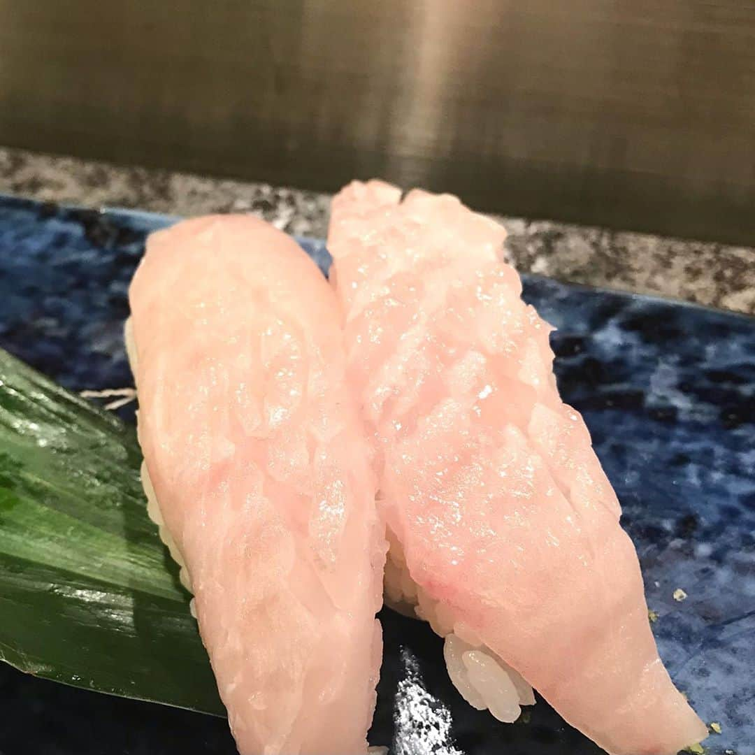 土屋眞弓さんのインスタグラム写真 - (土屋眞弓Instagram)「お鮨三昧🍣🍶 一年振り ここに来たら毎日辰巳鮨 こちらの北寄貝、雲丹、カンパチ、平目のエンガワ、白子、鰯、帆立貝、マグロ、全て 最高です❣️❣️  #辰巳鮨 #sushi」11月11日 19時22分 - mayumi.vivian