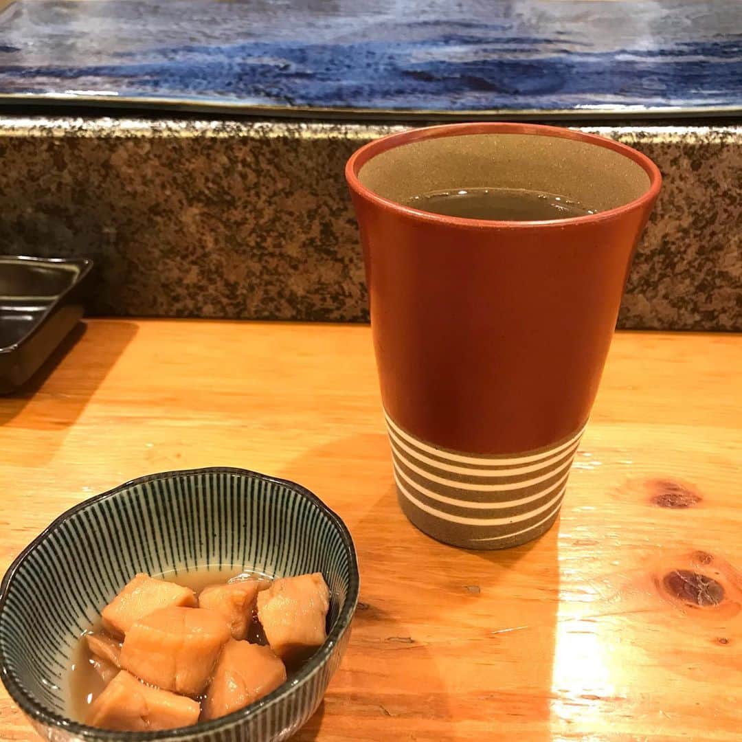 土屋眞弓のインスタグラム：「お鮨三昧🍣🍶 一年振り ここに来たら毎日辰巳鮨 こちらの北寄貝、雲丹、カンパチ、平目のエンガワ、白子、鰯、帆立貝、マグロ、全て 最高です❣️❣️  #辰巳鮨 #sushi」