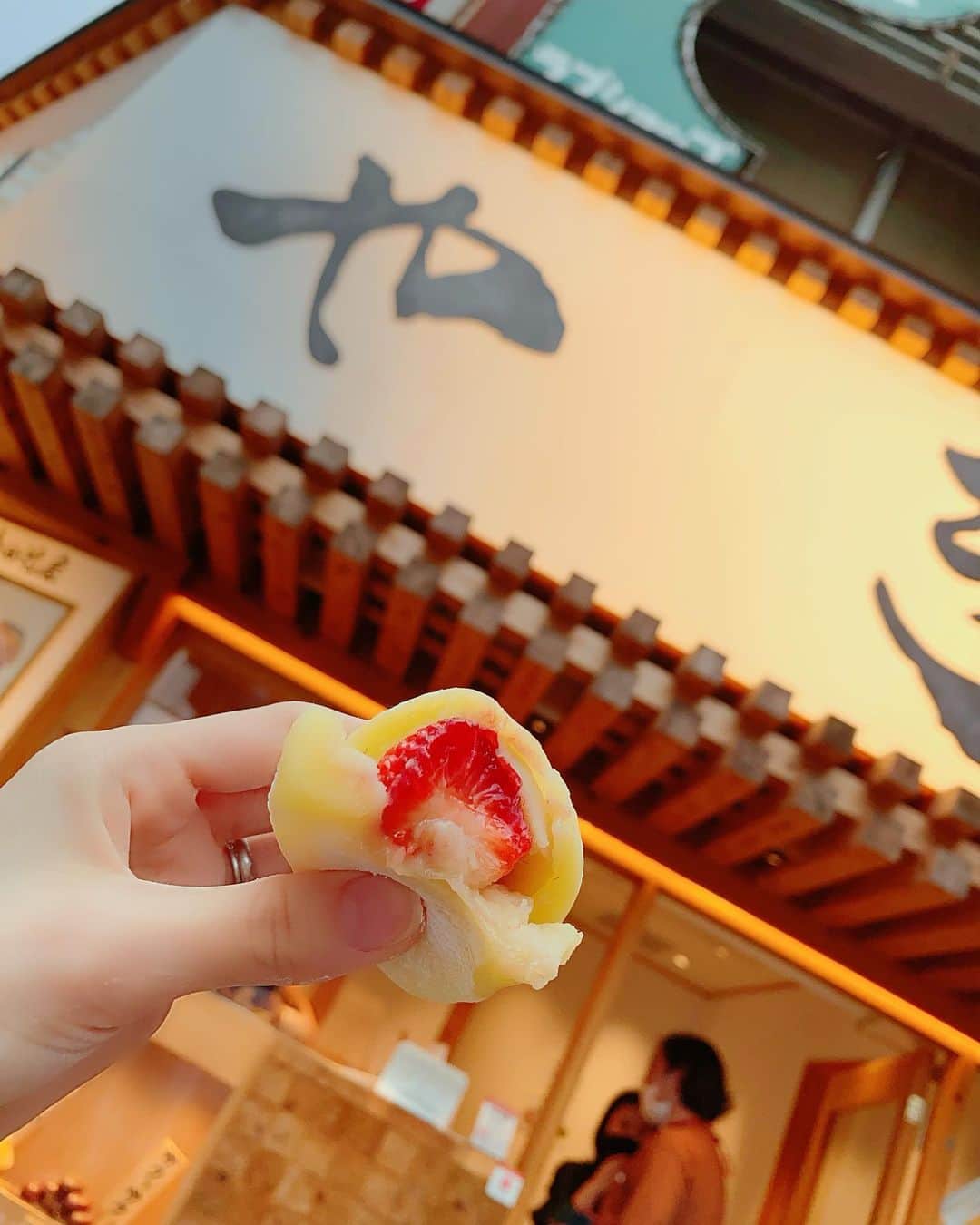 まんまるとまとさんのインスタグラム写真 - (まんまるとまとInstagram)「Japanese sweets ♡ #taiyaki #omochi  ・ 出来立ての 鯛焼きおいしかった♡ 帰り道にあったから 苺大福と鯛焼き♡ ・ #japanesefood #wagashi #JAPAN #visitjapan #ginza #sweet #tokyo #japanesegirl  #銀座グルメ #銀座カフェ #鯛焼き  #食べ歩き #食べ歩きグルメ #新橋 #おもち #苺大福 #いちご」11月11日 19時33分 - manmaru_tomato