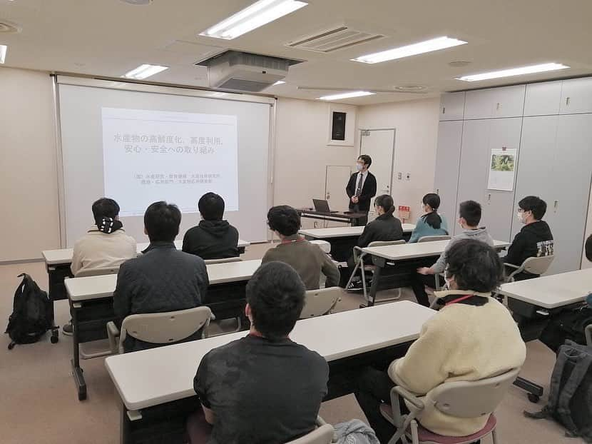 東京バイオテクノロジー専門学校さんのインスタグラム写真 - (東京バイオテクノロジー専門学校Instagram)「医薬品の成分分析を学ぶ💊！ #医薬品分析実習  今回の授業は 水産資源研究所へ💁‍♀️‼️‼️  分析機器で どんな実験をしているのか 現場で学んできました⭐️  見学させて頂きありがとうございました😊✨  #医薬品分析 #実習 #医薬品 #分析　#分析機器 #東京バイオ #東京バイオテクノロジー専門学校 #実験 #実験を仕事にする #専門学校 #水産資源研究所　#水産資源　#研究所 #理系 #理系進学　#授業風景　#現場　#見学　#実験好きな人と繋がりたい #理系勉強垢 #化学」11月11日 19時25分 - tokyobio