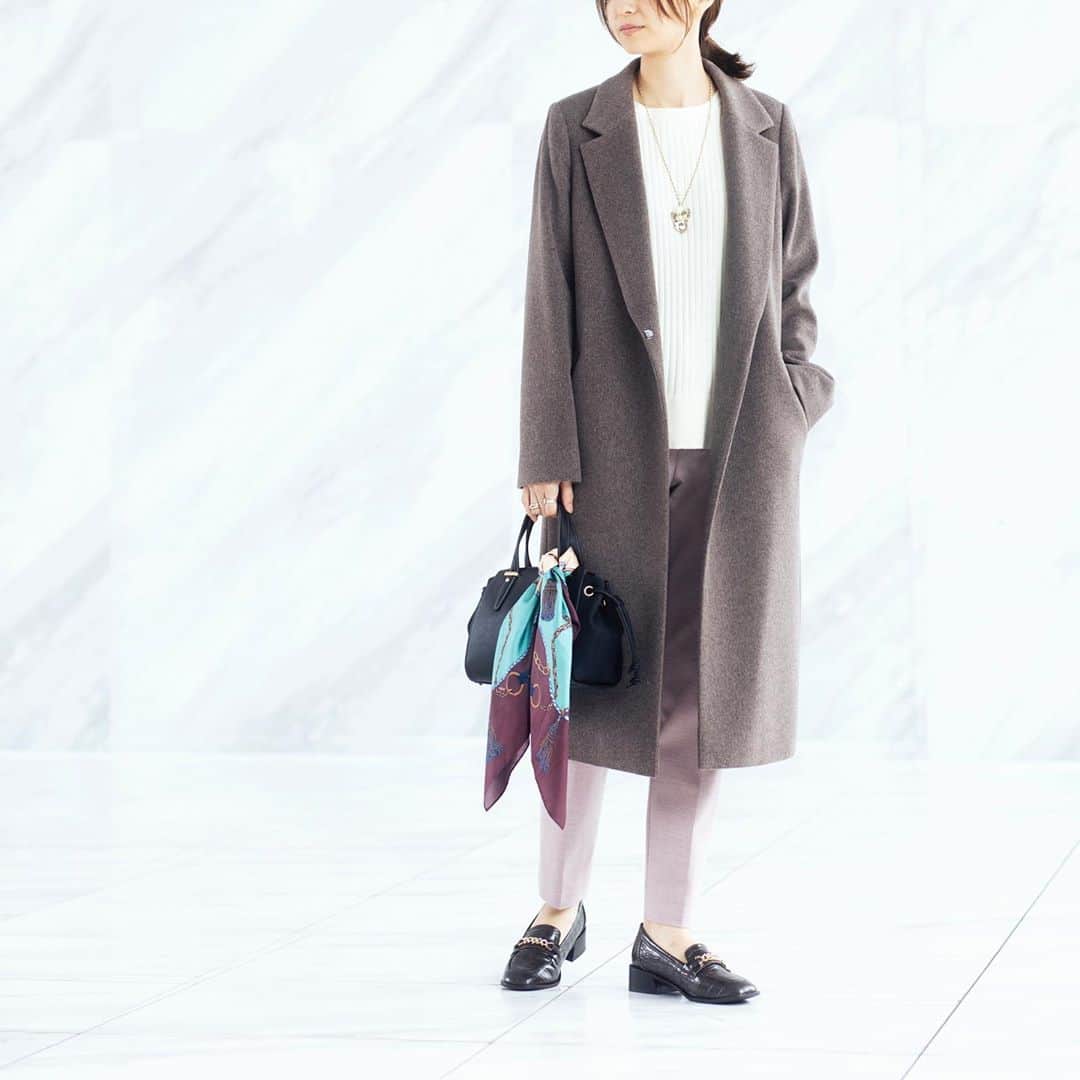 INDIVIのインスタグラム：「- Recommended Chester Coat-﻿ ﻿ ﻿ スレンダーシルエットで品の良さが際立つチェスターコート。﻿ 軽量使用の天使の肩パッドで軽い着心地が特徴のアイテムです。﻿ 襟部分は立ててもお召しいただけますので、シーンや気分によって2wayの着方を楽しめます！﻿ ﻿ ﻿ ✴︎coat.¥48,400(税込)﻿ ✴︎no.127-99074﻿ ﻿ ✴︎knit.14,850¥(税込)﻿ ✴︎no.127-19436﻿ ﻿ ✴︎pants.¥19,250(税込)﻿ ✴︎no.127-69012﻿ ﻿ ＿＿＿＿＿＿＿＿＿＿＿＿＿＿＿＿﻿ 【期間限定】POINT20倍キャンペーン開催中 ﻿ 〈開催期間〉11/11(wed)-11/23(mon)﻿ ﻿ こちらに記載のおすすめコートがお買い得に手に入るチャンスです。﻿ ぜひオンラインストアをチェック！﻿ ﻿ ﻿ #INDIVI﻿ #インディヴィ」