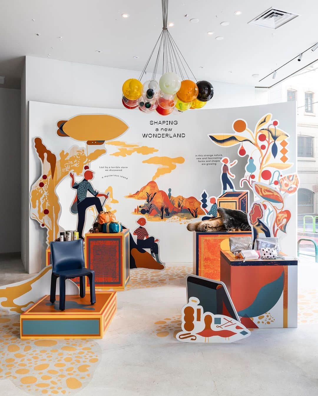 のインスタグラム：「Cassina ixc.が提案する2020年のホリデーシーズンは、”SHAPING A NEW WONDERLAND"と題した展示で11/12より全店でスタートします。主にサステナビリティをキーワードにセレクトした限定アイテムを取り揃え、これからの新しいホリデーシーズンの楽しみ方をご提案いたします。 . The holiday season is around the corner! Starting from November 12th, Cassina ixc. will be presenting “Shaping A New Wonderland” at all our stores. This time we have prepared a line-up with a fine selection of limited items centered mainly around the theme of sustainability. Come in and find out our ideas to enjoy this holiday season 2020 in new ways. . #cassina #cassinaixc #shapinganewwonderland #2020 #christmas #holidayseason #icinori #illustration #newnormal #interior #interiorinspiration #homedecor #gift #bocci #カッシーナ #カッシーナイクスシー #クリスマス #ギフト #プレゼント #インテリア #インテリアコーディネート #インテリアショップ #おうち時間」