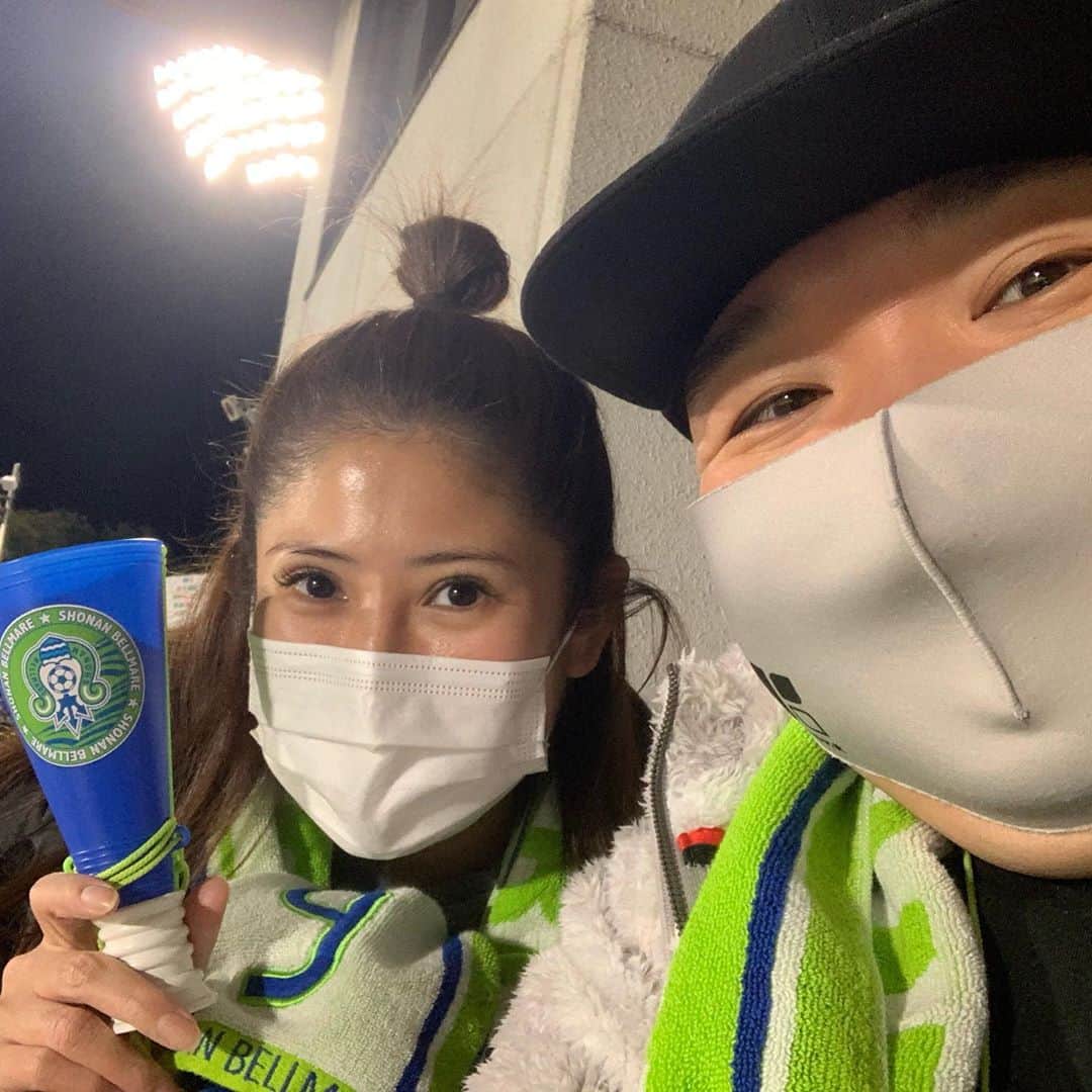 内山信二のインスタグラム：「これから全力で指宿選手と  湘南ベルマーレを応援するぜ📣  声は出せないけど、、、😅  #指宿選手 #イブちゃんファン #湘南ベルマーレ #応援 #内山信二」