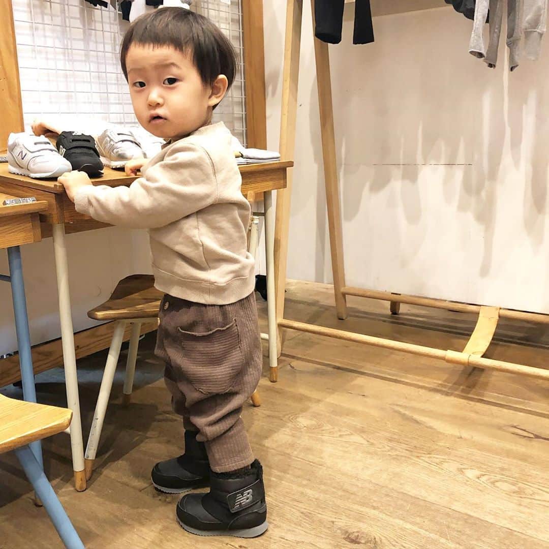 のインスタグラム：「【new arrival】 ＜NEW BALANCE＞IO996、YO996ブーツ . 脱ぎ履きしやすいブーツです❗️ 寒い日はもちろん、雨や雪の日にも⛄️通園、通学で活躍してくれます✨ベビーサイズからございますので、兄弟お揃いでも履くことが出来ます❗️  ▶︎IO996 カラー:OFF WHITE、BLACK サイズ: 12-16cm(1cm刻み) ¥5,500+税  ▶︎YO996 17-22cm(1cm刻み) ¥6,300+税 . 新型コロナウィルスの感染拡大を防止し、お客様とスタッフの安心安全を守るため、衛生管理体制にて営業いたします。  ご迷惑をお掛けし申し訳ございませんが、何卒ご理解ご協力のほど、宜しくお願い申し上げます。  ビームス各店舗の営業状況につきましては、施設、店舗へお問い合わせください。 . #newbalance  #newbalanceboots #kidsnewbalance #kidsboots #black #offwhite #boots #howser #ニューバランス #ニューバランスブーツ #ブーツ #キッズブーツ #コラボ #ウィンターブーツ #winterboots #kidswinterboots  #kodomobeams  #beams  #daikanyama  #こどもビームス  #ビームス  #代官山 新作アイテムはプロフィールのリンク🔗からビームス公式サイト、こども ビームスページをチェック❗️ ※お問い合わせにつきましては、お電話にて承ります。」