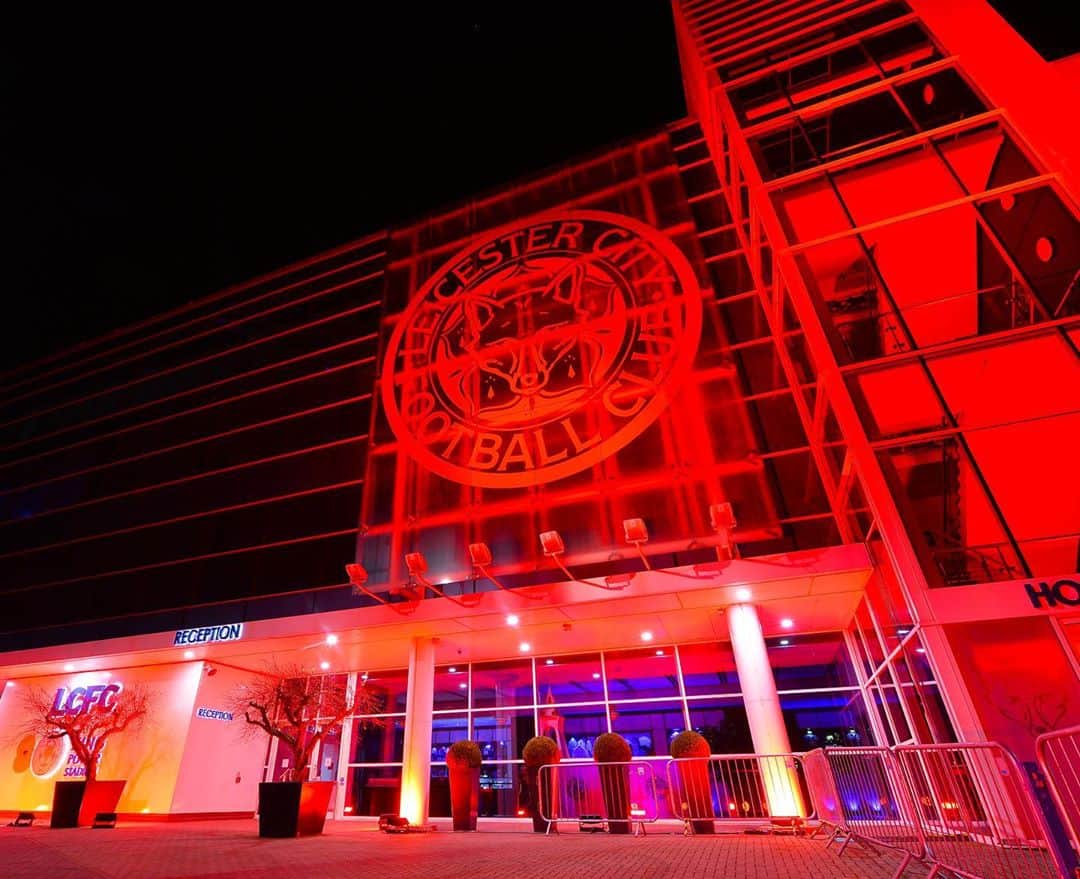 レスター・シティFCさんのインスタグラム写真 - (レスター・シティFCInstagram)「King Power Stadium lights up red this week in support of the Royal British Legion's Poppy Appeal and #ArmisticeDay 🔴  #LightUpInRed • #lcfc」11月11日 19時30分 - lcfc