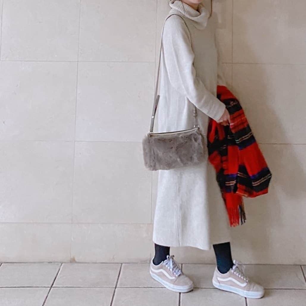 のインスタグラム：「・ ・ @uniqlo #スフレヤーンオフタートルネックワンピース  久しぶりにUNIQLOでお買い物！ ニットワンピースは見つけたら買う病気にかかっているのかってくらいニットワンピース好きな私です。 スフレヤーンって何？と思って調べたら、ニットをブラッシングして柔らかくしている製法とのこと。 なるほど、チクチクせずにふんわり肌馴染みが良い理由はそういうことか！ ピンクと迷って夫に選んでもらうと「どっちも可愛い」と100点満点の回答。でもどっちか選んで？！とメンヘラ女のように迫り、こちらのベージュに落ち着きました笑 エコファーのバッグもUNIQLO勤務時代に買ったものなので、もう3年前？！1990円で3年間も使えるなんて、さすがUNIQLO様ですね☺️ ・ ・  #フェミニンコーデ#大人ガーリー #上下GUコーデ #アラフォーママ#mamagirl_sugotoku #gumania #今日のコーデ #きれいめカジュアル #骨格ウェーブ#ブルベ夏#ブルベサマー#ミューテッドサマー #40代コーデ #40代ママコーデ  #低身長コーデ #低身長 #152cmコーデ #152cm #着回しコーデ #coordinate #プチプラコーデ #モテコーデ #女っぽコーデ #可愛いは作れる #ファッションインスタグラマー #ママコーデ #gu_for_all #ニットワンピースコーデ #スフレヤーン」