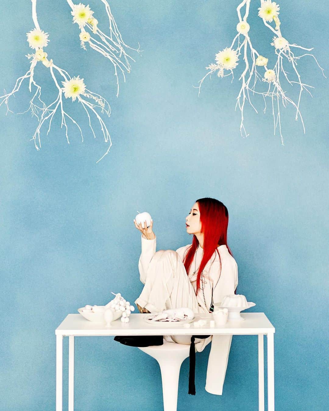si ouxのインスタグラム：「🍎  Regram: @moeeeeko28 📸 . . Model @si_oux  HM @jjstagram_make_up  Sty @kynr0814  flower @kono87dorobou  Props @__poooo  . . Special thanks @pilotsbftokyo  . . .」