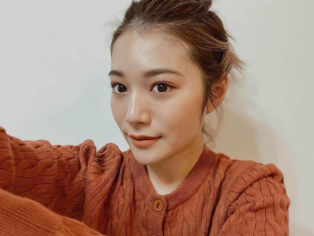 浪花ほのかのインスタグラム：「最近私の中で すごく大好きな3ceコスメ🥺  発色が良くて、しっとりツヤ感が出てくれるのでとてもお気に入り！  この季節すごく使えるラテカラーリップ！！ リップの品番は左から #909 #116 #229 #220 #114 #219 で本日使ってるお色は#219 です！」