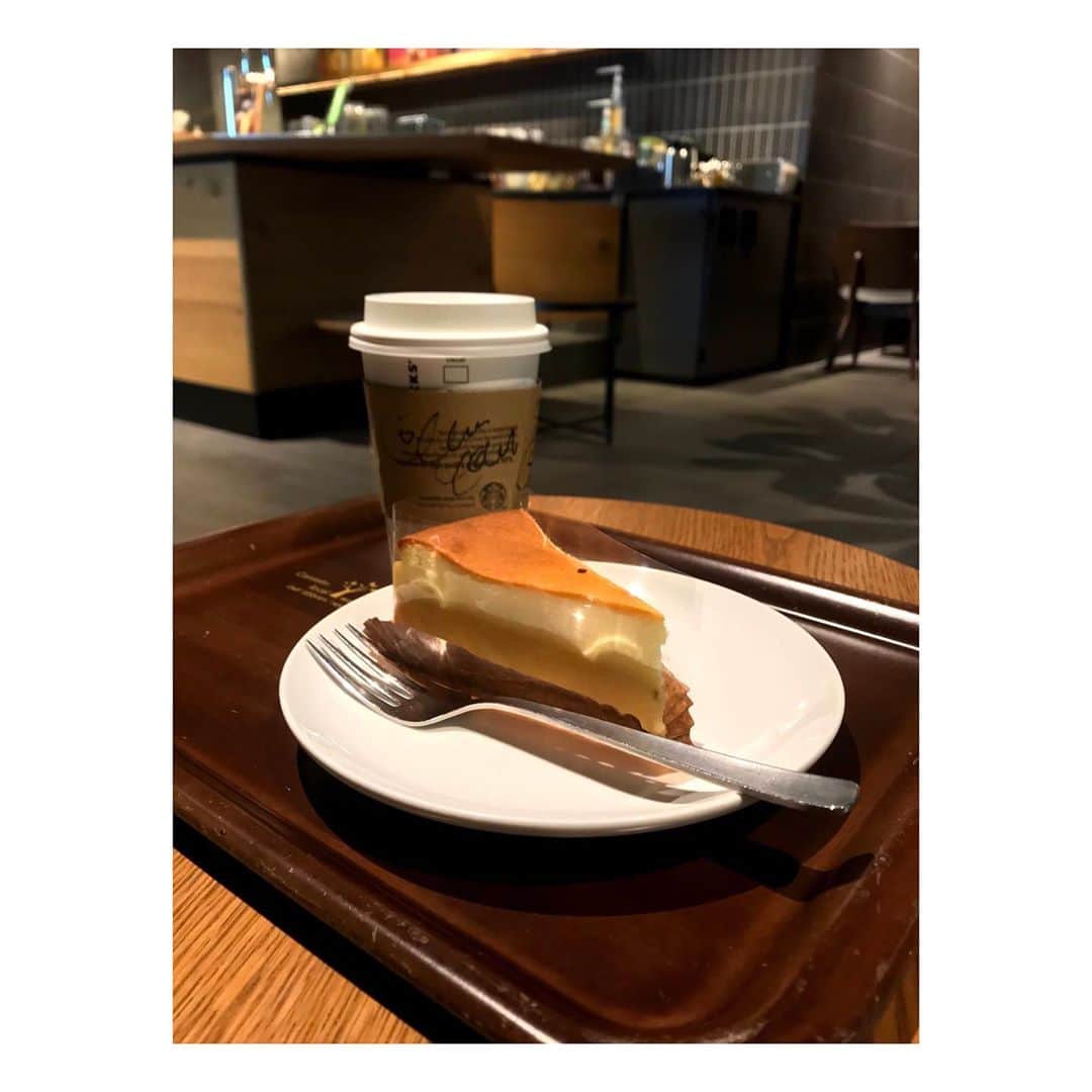 森脇加奈子のインスタグラム：「🧈  少し前だけどやっぱりチーズケーキを食べてる笑 　レアチーズケーキもベイクドチーズケーキも好き  スタバ、まだ新作飲めてないのでどこかで飲みたい、、、」