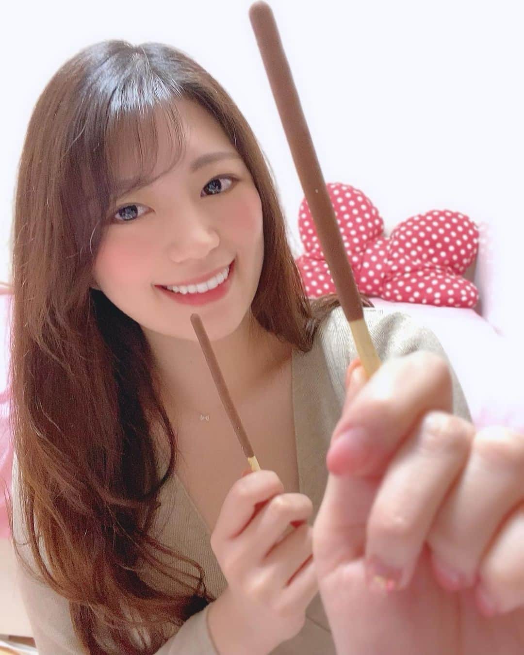 穂波はるさんのインスタグラム写真 - (穂波はるInstagram)「今日は #ポッキーの日 だけじゃなくて #いい出会いの日 でもあるということで、、  最近見つけてくれた人も、 前から応援してくれてる人も、 たった今はじめましての人も、 出会えてうれしいです💓  感謝を込めてポッキーあげちゃう🐰!! みんなみんなありがとう〜っ💓  #ポッキープリッツの日 #ポッキー  #グラビア #グラドル #グラビアアイドル #gravure #sexy #cute #talent #idol #巨乳 #美尻 #水着 #下着 #谷間 #お尻 #gorgeous #fabulous」11月11日 19時37分 - honami.haru