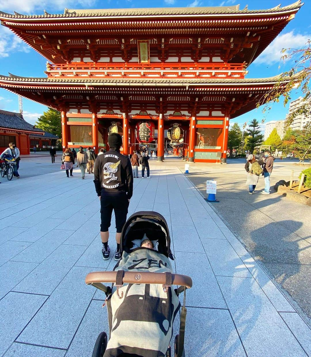 DJ JUICYさんのインスタグラム写真 - (DJ JUICYInstagram)「ZEN君がお腹に居る時にも何回かお参りに来て🙏 逆子が治って、無事に生まれた御礼とご挨拶をしに行きました 👨‍👩‍👦🙏🏮  前回来た時は、猛暑の中お腹パンパン🤰だったのに、、、  今回は、ヨシカミで食べすぎてお腹パンパン🐷💦  良いお散歩が出来た🚶‍♀️⤴️✨  6時間❗️ ZEN君は、一回も起きる事なくずーっとお利口に寝てくれてました👌✨  #浅草#浅草寺#参拝 #赤ちゃん#赤ちゃんのいる生活#お散歩#休日 #旦那服コーデ #juicy#fashion #offwhite#kenzo」11月11日 19時37分 - dj_juicy0912