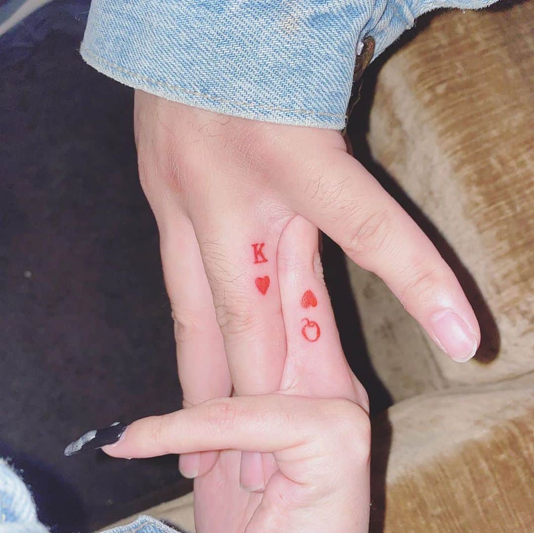 加藤紗里さんのインスタグラム写真 - (加藤紗里Instagram)「薬指にダイヤ💎はもう飽きた。薬指にはダイヤぢゃなくてタトゥーでしょ❤️  #お揃いコーデ #ペアルック #ペアタトゥー #vetements #相手の顔は一般人なのでまだ出せません。」11月11日 19時37分 - katosari