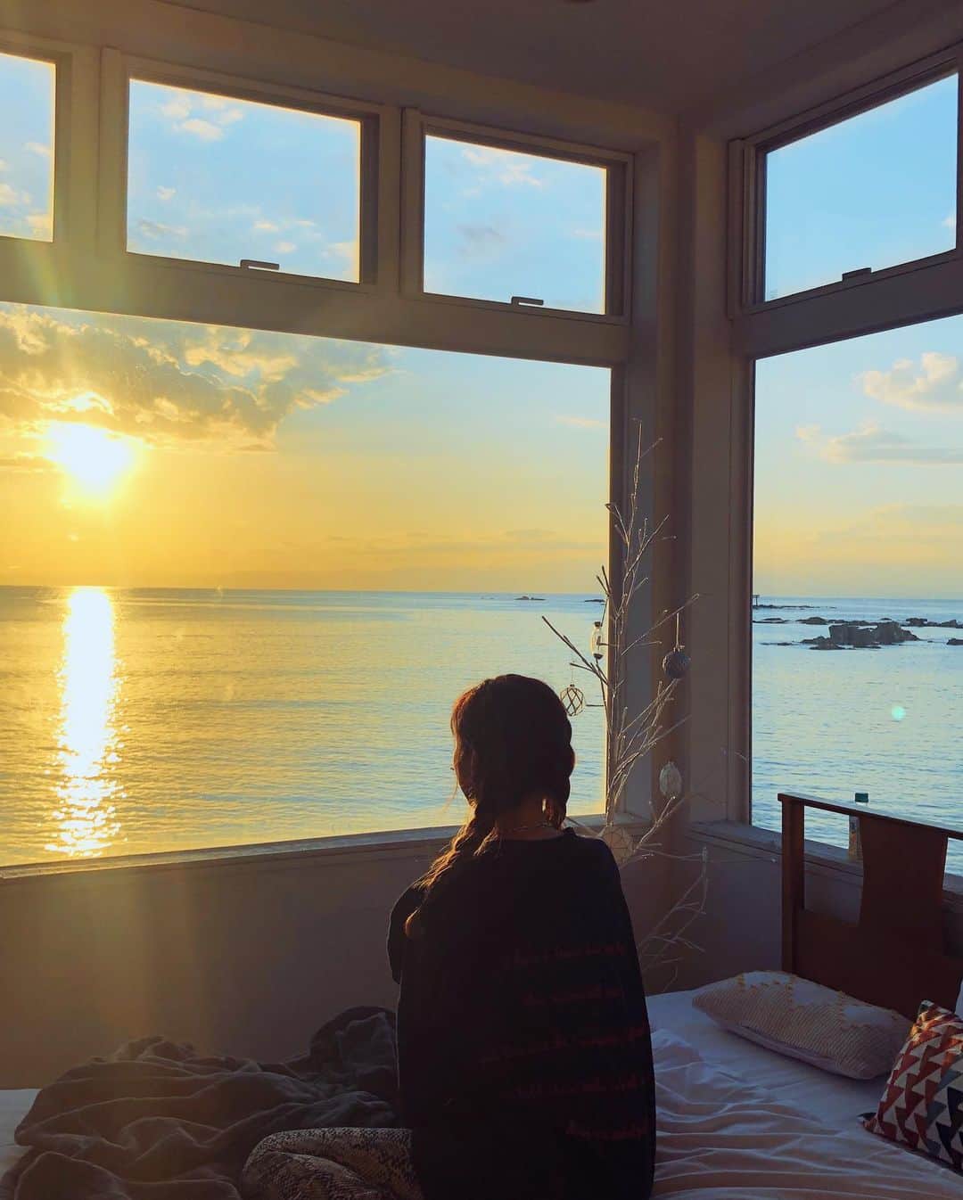 MIOさんのインスタグラム写真 - (MIOInstagram)「Beautiful Sunset.🌇🌊♡ 海の音とサンセットでこの上ないくらい素晴らしいお昼寝できた😴笑」11月11日 19時37分 - mio.xx13