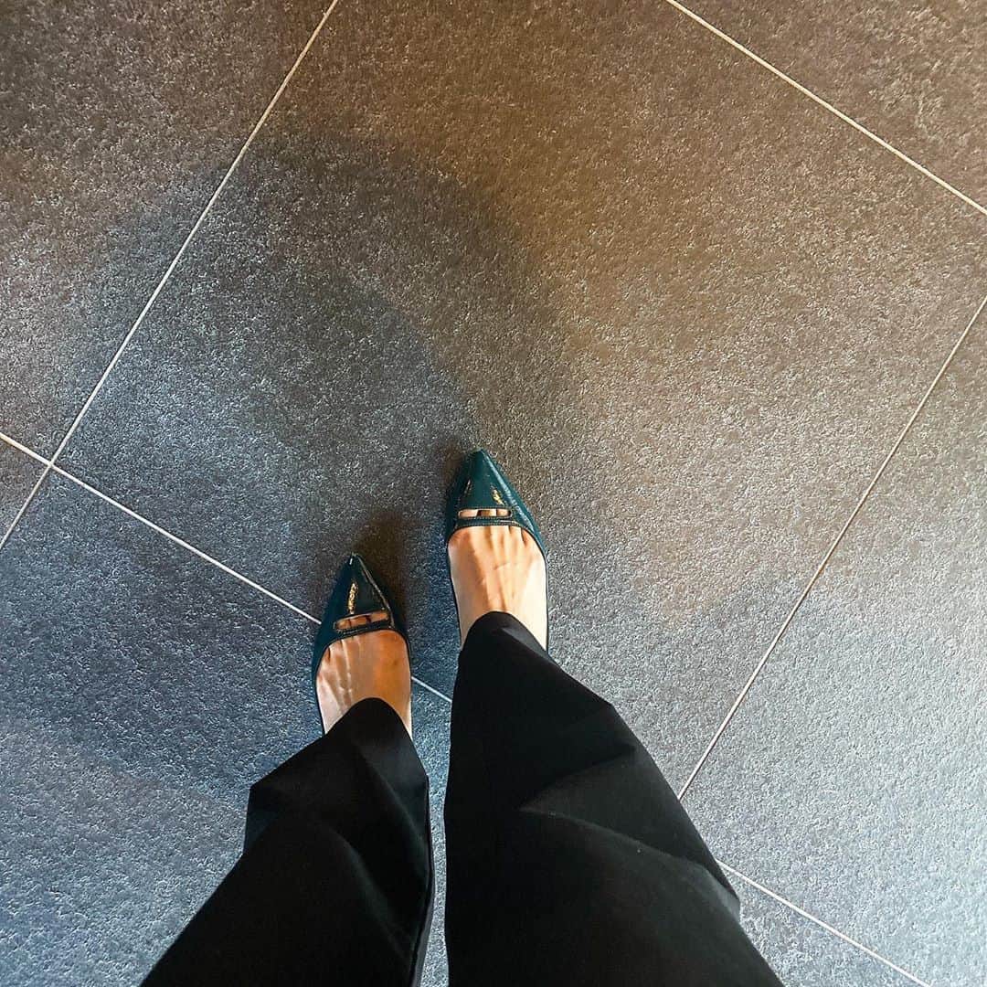 yuのインスタグラム：「𓂃𓂃𓂃 オシャレは足元からってことで いつもぺたんこだけどたまにはヒールを...！  といっても、2.5cmなので走れます（笑）  大好きなペリーコ♡ エストネーションで購入！  影は一生懸命、靴の写真撮ってるわたしの図  #PELLICO #ペリーコ #パンプス #シューズ #素敵な靴は素敵な場所へ連れて行ってくれる」