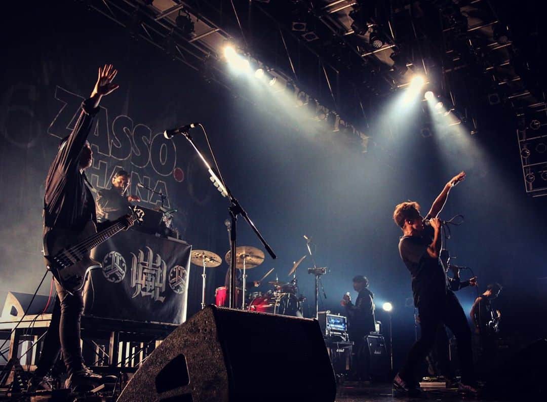 KAI_SHiNEのインスタグラム：「201105 ZASSO.@Namba Hatch  新鮮さと違和感の中で、久々のステージに立ってみて感じたのは、やっぱりライブの楽しさだった‼︎  メンツも最高な良い夜🍻🎶  S60の皆にXmas Eileen DJ、 半年の延期を経て集まってくれた皆のおかげで、また体感の日常はそう遠くないのかもと思えました。  また是非まぜて下さい。 Thanxxx!!🔥🔥🔥  pix by @nabetakumty   #livehouse #live #life #vibe ﻿ #tour #bandlife #zasso #s60 #xmaseileen #thehiatus #yamaarashi #yorumachidice #jp」