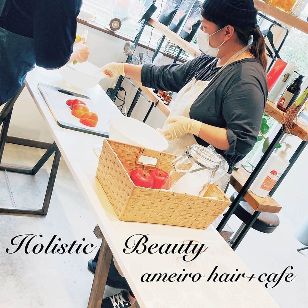 金村慎太郎〈hair+cafe〉のインスタグラム：「﻿ ﻿ ☆Holistic Beauty ameiro hair＋cafe☆﻿ ﻿ ﻿ 先月からお客様からも好評いただいてる﻿ サロンで行う「1day酵素ジュース作り教室」﻿ 12月も開催します♪﻿ ﻿ ﻿ 日程です☆﻿ ﻿ ﻿ ◼️開催日程﻿ 12月9日 （水）10時〜残席1名様﻿ 12月16日（水）満席﻿ ﻿ ◼️受講料金﻿ 90分/6,600円（税込）﻿ 受講料金はご参加当日にお持ち下さい。﻿ テキスト、ボトル、材料費込みです。﻿ 各種クレジットカード、QR決済ご利用可能です。﻿ ﻿ ◼️申込方法﻿ DMにて「教室参加」とメッセージをお願い致します。﻿ もしくはお電話、﻿ プロフィールの公式LINEからも﻿ お申し込みできます。﻿ ameiro📞06-6152-8308﻿ ﻿ ◼️定員﻿ 1回の教室でお二人のみとなっております。﻿ ﻿ ﻿ ぜひお友達をお誘いしてご一緒に楽しみに来て下さい♪﻿ ﻿ ﻿ 気になる方は一度ご連絡下さいね♪﻿ ﻿ ﻿ ﻿ ﻿ ➡︎髪質改善はカラダの健康から！﻿ ﻿ ﻿ 当店の酵素ドリンクはすべて試飲できますので、カラーの待ち時間などにも﻿ ぜひお召し上がり下さい♪﻿ ﻿ ﻿ ﻿ ameiro▷▷﻿ ﻿ ﻿ 髪質改善の結果でたくさんの口コミをいただき、日々美髪を生み出してます✨﻿ ﻿ ﻿ もっと何かできないか？﻿ ﻿ ﻿ 女性たちの美のために…﻿ ﻿ ﻿ 髪だけではなく、﻿ 美容のプロとして、美容師として。﻿ ﻿ ﻿ 美を維持するには、﻿ 健康がどうしてもヒモづいてきますよね。﻿ ﻿ ﻿ 髪質改善を突き詰めると、﻿ 健康なカラダを維持することにたどり着きます。﻿ ﻿ ﻿ 日本酵素マイスター協会認定&﻿ 髪質改善専門店のアメイロだからこそできる。﻿ ﻿ ﻿ 体質改善＋髪質改善✨﻿ ﻿ ﻿ *･゜ﾟ･*:.｡..｡.:*･'*:.｡. .｡.:*･゜ﾟ･*﻿ ﻿ ﻿ 💎無料カウンセリングプレゼント 💎﻿ ﻿ ▼髪質でお困りの方はプロフィールへ▼﻿ ﻿ （クリック）﻿ ﻿ @ameiro_hair ﻿ ﻿ ★ライン友達追加で﻿ 無料カウンセリングをプレゼント★﻿ ﻿ LINE ID検索→﻿ @ mmd5236z﻿ （@を必ずつけてくださいね♪）」