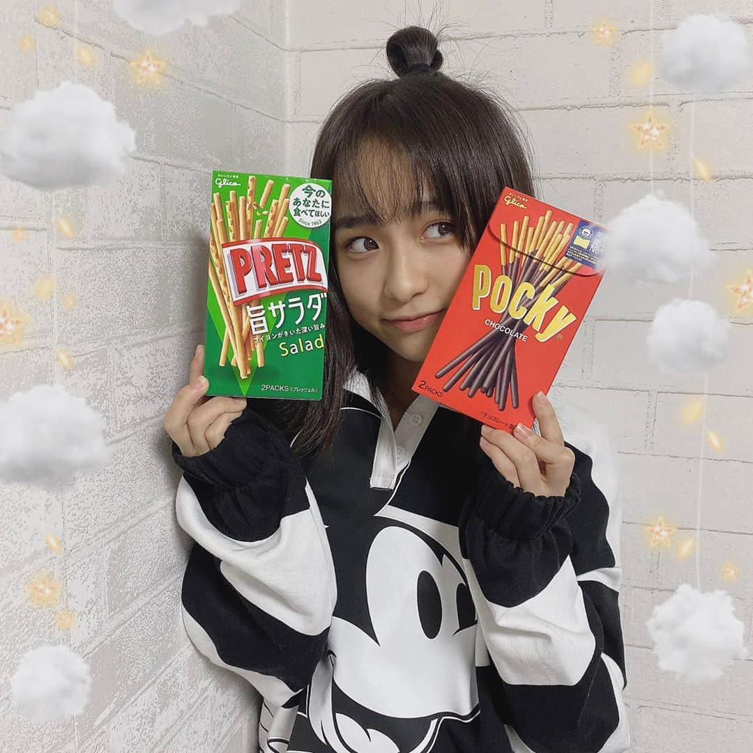 佐藤ひなたさんのインスタグラム写真 - (佐藤ひなたInstagram)「・ ・ 本日11月11日は #ポッキー&プリッツの日 ！！  #Pocky #Pocky派 #ポッキー #プリッツ #プリッツ派 みんなはどっち派?!  #江崎グリコ #グリコ 平成11年11月11日の1が6個並ぶ日から この記念日がスタートしたんだって！ ひなが生まれる前からあったんだ！！  問題！ひなはどっちも好きですが 今日の気分はどっちでしょう？  答えは3枚目♥  #すっぴん #お団子 #雲  #ミッキーマウス #長袖 #ポロシャツ #Bershka #Cuugal #キューガルモデル #佐藤ひなた #ひな #ひなdays」11月11日 19時43分 - hinata_sato_official