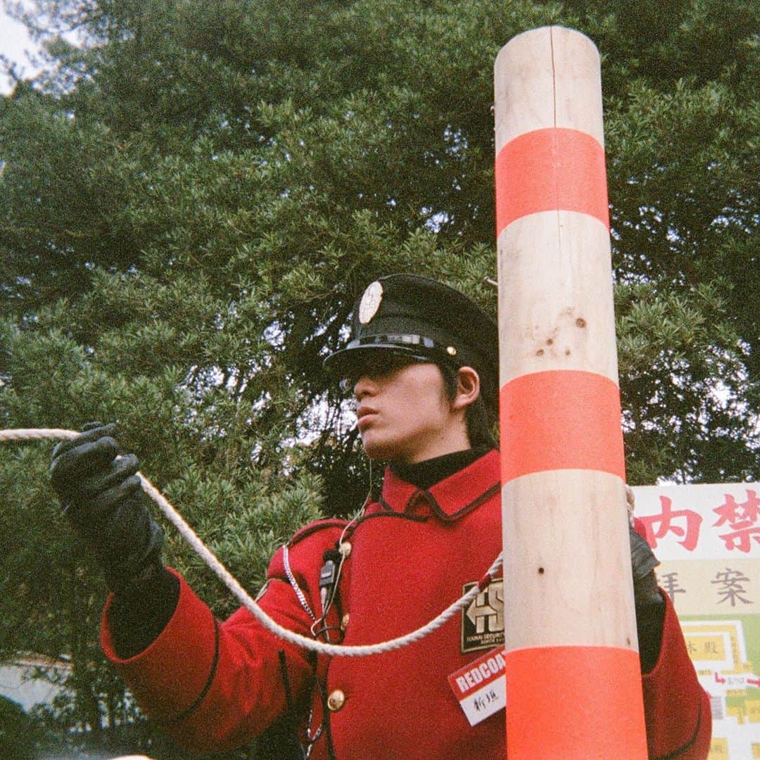東京DANDYのインスタグラム：「Guard in uniform, Tsurugaoka Hachimangu Shrine, Kamakura」