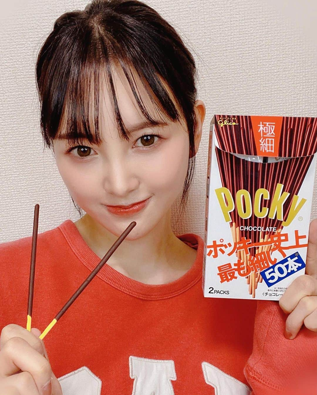 兒玉遥さんのインスタグラム写真 - (兒玉遥Instagram)「今日は11月11日はポッキーの日🍫﻿ ﻿ 私はこの”極細”のポッキーが1番好き！！！！❤︎﻿ ﻿ みんなもポッキー食べよう〜﻿ ﻿ Do you know Pocky Day?﻿ ﻿ It's November 11th today !!﻿ ﻿ It was so named because 11 looks like Pocky😂😂﻿ ﻿ Pocky is a very famous sweet🍫﻿ ﻿ Let's eat together!!!﻿ ﻿ #ポッキーの日 #japanesesweet @pocky_jp #pocky #pockygame #pockyday」11月11日 19時46分 - haruka_kodama919