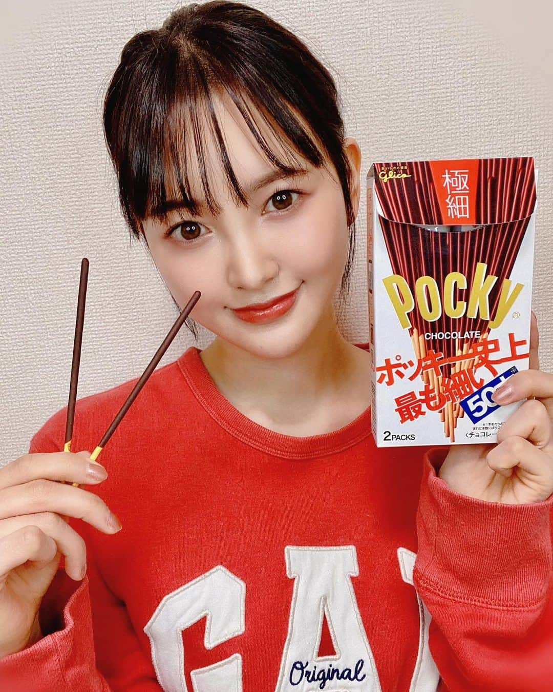 兒玉遥さんのインスタグラム写真 - (兒玉遥Instagram)「今日は11月11日はポッキーの日🍫﻿ ﻿ 私はこの”極細”のポッキーが1番好き！！！！❤︎﻿ ﻿ みんなもポッキー食べよう〜﻿ ﻿ Do you know Pocky Day?﻿ ﻿ It's November 11th today !!﻿ ﻿ It was so named because 11 looks like Pocky😂😂﻿ ﻿ Pocky is a very famous sweet🍫﻿ ﻿ Let's eat together!!!﻿ ﻿ #ポッキーの日 #japanesesweet @pocky_jp #pocky #pockygame #pockyday」11月11日 19時46分 - haruka_kodama919