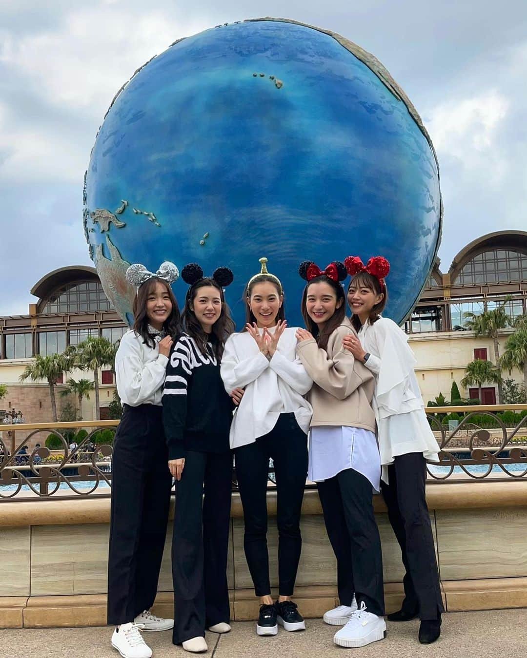 藤野結衣さんのインスタグラム写真 - (藤野結衣Instagram)「tokyo disney sea 🐭❤️ 2枚目素で良い写真  カフェでcoffee time☕︎😆 . 良き休日ですね。 . . . . . . #tokyodisneysea #ディズニーシー #tds #ディズニーコーデ #モノトーンコーデ #🐭🏰」11月11日 19時46分 - yui_fujino