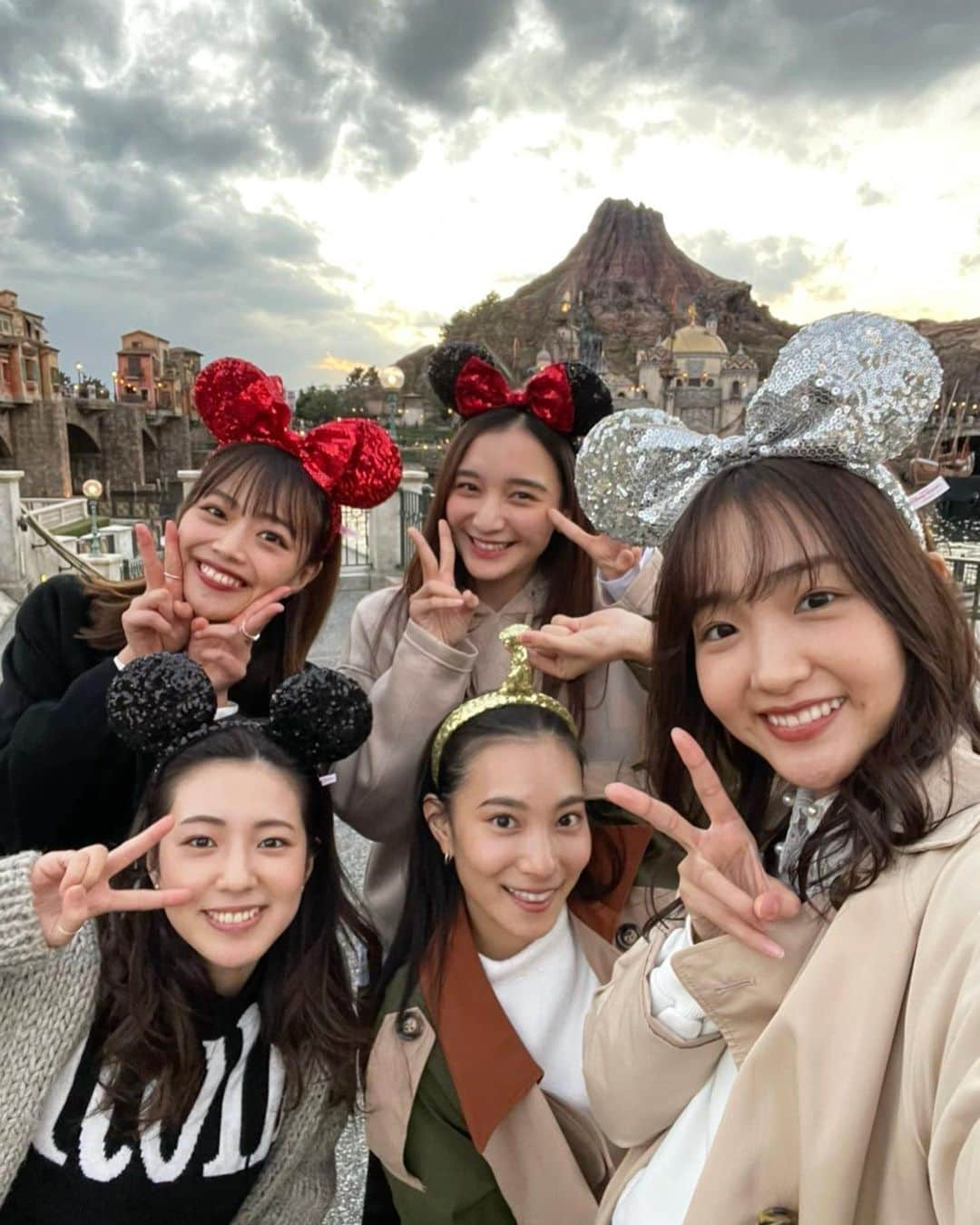 藤野結衣さんのインスタグラム写真 - (藤野結衣Instagram)「tokyo disney sea 🐭❤️ 2枚目素で良い写真  カフェでcoffee time☕︎😆 . 良き休日ですね。 . . . . . . #tokyodisneysea #ディズニーシー #tds #ディズニーコーデ #モノトーンコーデ #🐭🏰」11月11日 19時46分 - yui_fujino