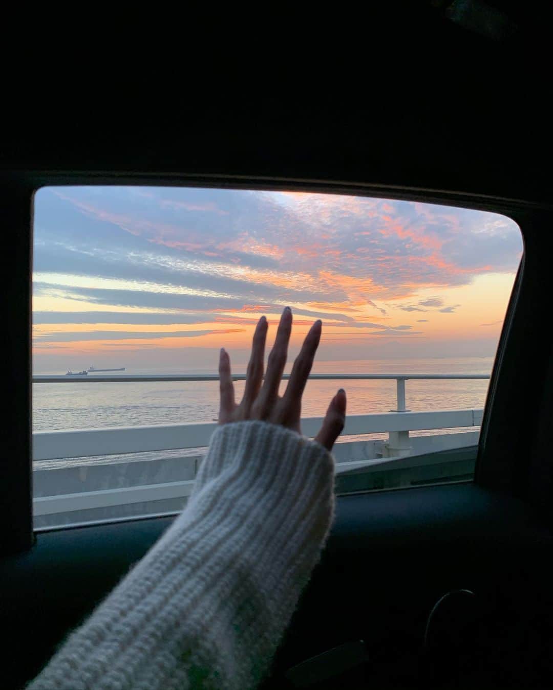 YUKIさんのインスタグラム写真 - (YUKIInstagram)「𝘚𝘶𝘯𝘴𝘦𝘵 𝘭𝘰𝘷𝘦𝘳💕 . 夕陽、永遠と見てられる🌅 加工なしでこの色だよ😩🧡 本当に綺麗...✨ . #sunset」11月11日 19時59分 - 001y_k_