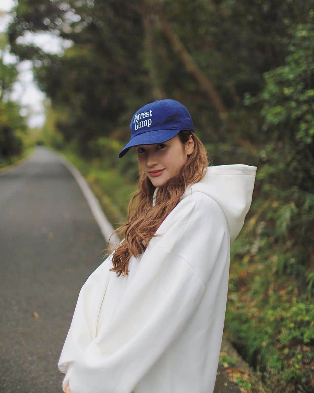 fukishaljのインスタグラム：「I did 5days fasting !   先日実は 5日間断食をしてきました🙏🏻✨  断食道場って聞くと きっと大変そうなイメージだよね！笑 私も気合い入れていったんだけれど 今回行ったはぎのさとは 酵素風呂に入ったり 酵素は飲み放題で たのしく意外と空腹感もなく道場いうよりはプチ旅行って感じで過ごせたよ😊 客室も少ないのでその時一緒になった方とお話したりなんだか昔バックパックして海外旅行した時を思い出す懐かしい気分になりました😆  自己流で断食もしてたんだけれど 5日間ともなるとはやりプロの指導の元したく 栄養や今の自分の身体の状態教えてくれて自分が今まで行っていた身体の為にしていた事や食べ物が実は自分の身体には合ってなかったり沢山、学べたの！😳  " 常に動いてくれている腸にはおやすみしてもらって🌿" 朝は山の中をウォーキングしたり 自分とゆっくり向き合うことができて 本当に素晴らしい時間になったなぁ。  頭の中にたくさんあった もやもやとかストレスもリフレッシュして心と身体のデトックスができてとても良い気分になりました。  断食って様々な意見があると思うけれど ここにきていた人は病気を治すために来ていたり健康になるために病気にならないような身体作りに身体もたまにはオフ日を作ってあげたいなって私は自分で体験して感じました😊 ちなみに今回完全プライベートで📝笑笑  SNSで得れる情報は いま計り知れないけれど 情報が溢れててどれを選択して得るかって難しいよね。 私自身色んな企業さんと お仕事させて頂いたりしてる中で 宣伝お願いされる事もあるけれど 自分が使って良いって思うものしか載せないし、みてくれてるみんなにもっと勉強して自分の経験した良い情報届けして行きたいと思います😊 いつもありがとう❤️  またいきたいな、はぎのさと😘  最後の写真お気に入りなの笑」