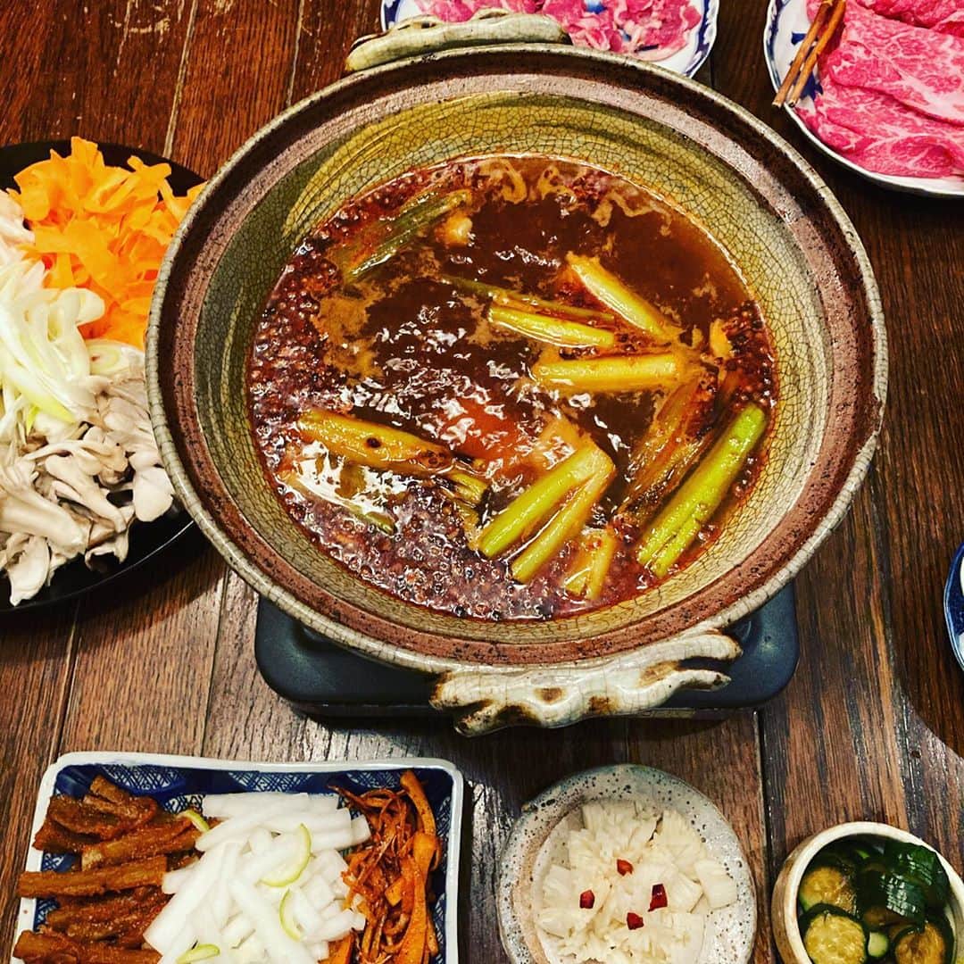井上荒野のインスタグラム：「夫が作る週間、本日は火鍋。dancyu見て作ったらしい。羊肉冷凍してあったので超ごきげん。そして副菜もいろいろ、私は絶対作ろうと思わない(めんどくさいから)菊花蕪まで作ってるよ…」