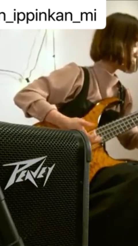 のインスタグラム：「去年のアンプクリニック「SOUND OF PEAVEY」の為に作ったフレーズがベースの日に合わせて公開されました！ この撮影ではPEAVEYのMAX208を試奏させていただいています！  @peavey_japan_ippinkan_mi   #peavey #peaveyamps #max208 #bass #bassist #ベースの日」