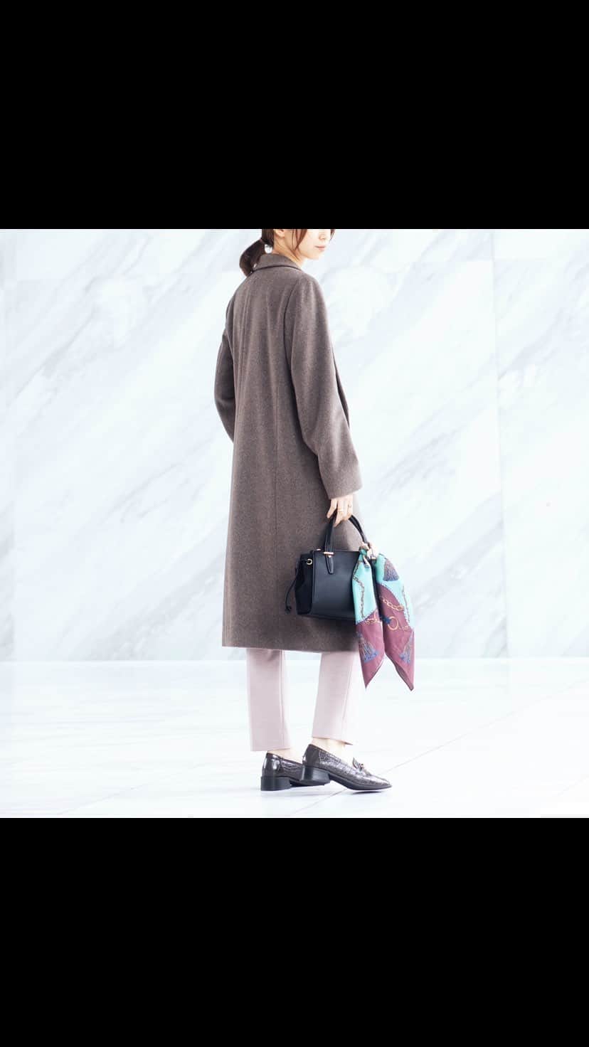 INDIVIのインスタグラム：「- Recommended Chester Coat-﻿ ﻿ ﻿ きちんとした中にも今年らしいゆるさもあるコートなのでワイドパンツなどボリューム感あるアイテムもすっきりとお召しいただけます。﻿ 全体的に色味を統一したワントーンコーディネートがトレンド感のあるイチオシのスタイリングです。﻿ ﻿ ﻿ ✴︎coat.¥48,400(税込)﻿ ✴︎no.127-99074﻿ ﻿ ＿＿＿＿＿＿＿＿＿＿＿＿＿＿＿＿﻿ 【期間限定】POINT20倍キャンペーン開催中﻿ ﻿ 〈開催期間〉11/11(wed)-11/23(mon)﻿ ﻿ こちらに記載のおすすめコートがお買い得に手に入るチャンスです。﻿ ぜひオンラインストアをチェック！﻿ ﻿ ﻿ #INDIVI﻿ #インディヴィ」