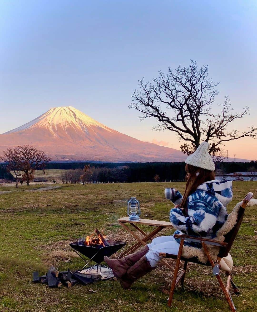 marikoさんのインスタグラム写真 - (marikoInstagram)「#キャンプ#camp#camping #outdoor #アウトドア#キャンプ飯#cafe #富士山#ふもとっぱら#instagood #instafood #外カフェ#女子キャンプ#女子キャン #外ごはん#outdoorlife#canon#外ご飯#アンティーク#ビィンテージ#赤富士#  * *  2020.11.11 * * 富士山独り占め🗻❤️ * * もうこんなシチュエーションで キャンプできないな😅 * * 今年もこの年末すごそうですね🏕」11月11日 19時56分 - marimari8208