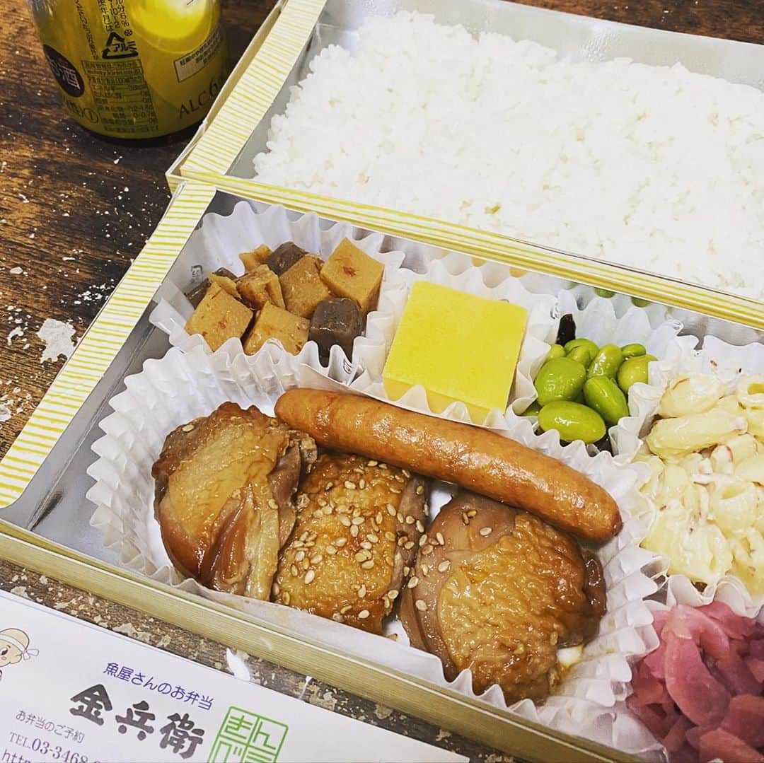 山田しょうこのインスタグラム：「初めて金兵衛さんの肉弁当にありつけて感動！！ 相変わらず一つ一つ丁寧に作られたおかずに感謝が止まりません。 今日もなめらか卵焼きが尊い…✨ お魚もお肉もどちらも素晴らしいです✨ #ロケ弁当  #金兵衛  #持ち帰った弁当食べながらレモンサワーキメてテレビ見てる時間が一番幸せ」