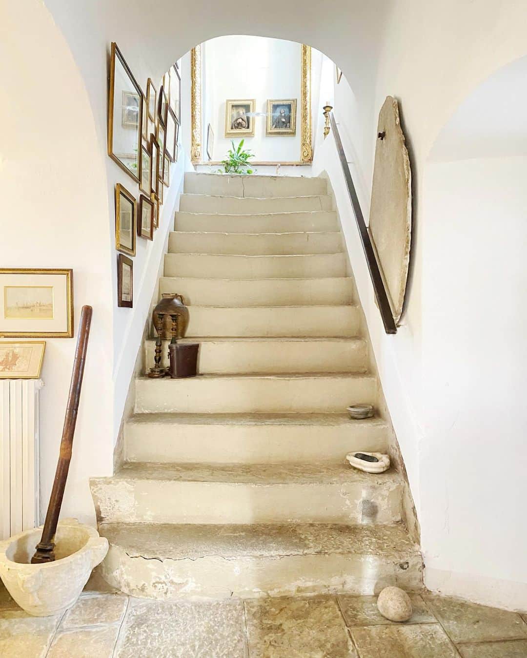 ギャランス・ドレのインスタグラム：「The Couvent De Pozzo felt like coming home. Nothing about it feels like it’s decorated. This place has been the same for decades. It’s lived in, filed with meaningful objects family photos. More @theworldofinteriors then @archdigest if you will, though I love both. And then there is the wonderful Emmanuelle who has a thousand stories to tell. Oh, and I have to show you the kitchen, though I spent so much good times eating and drinking wine there that I forgot to take photos. It’s one of these places you almost don’t want to share it’s so special.  Love you, Emmanuelle and @couventdepozzo」