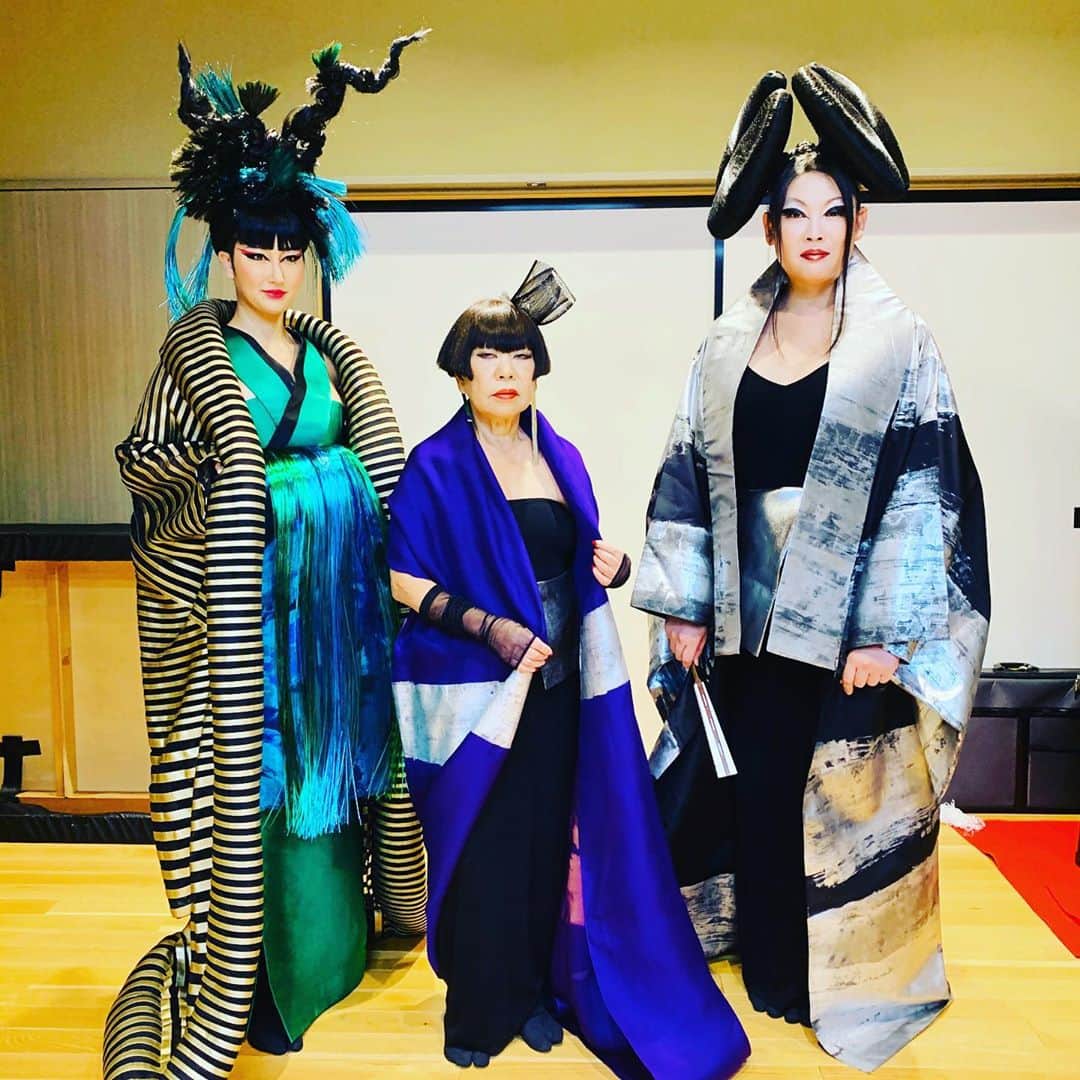 筒井菜月のインスタグラム：「【能＋ファッションショーに出演✨】（NHKのサムネイルにもなりました😍） ・ コシノ ジュンコ先生が日本の伝統芸能である『能』の二十六世観世宗家・観世 清和様と歓世能楽堂で開催された、能＋ファッションショーに出演させて頂きました✨ ・ ミスインターナショナルで世界一に輝いたナショナルコスチュームのテーマは、江戸時代に尾形光琳が編み出した華やかで大胆な光輪模様を取り入れた『琳派』です。緑の和ドレスはお祝いの際に使う『水引き』を贅沢に使用し、花魁の最高峰である『太夫』をイメージしています😊 ・ そして頭の『盆栽』をイメージしたヘアは、私の結婚式でもヘアメイクをして下さった、ヘアメイク界の巨匠上田 美江子先生が、今回の為に再度創り直して下さいました🥰 ・ 日本の伝統や美しい文化がぎゅっと詰まった集大成であるナショナルコスチューム。このお衣装と一心同体になり、まるで何かが光臨したかの様な状態でパフォーマンスが出来ました💗 ・ 今朝、母の病院に行く際に母と一緒に電車に乗っていた時、電車内のテレビにたまたまニュースで一瞬映った私を見て『あれ、なっちゃん出てるよ』と教えてくれました。少しでも母に晴れ姿を見せられて良かったです✨😊✨ ・ #コシノジュンコ 先生　#上田美江子　先生　#ナショナルコスチューム　#能　#歓世能楽堂　#伝統文化　#日本　#Japan  #cooljapan  #琳派　#尾形光琳　#ミスインターナショナル　#筒井菜月　#fashion  #collection」