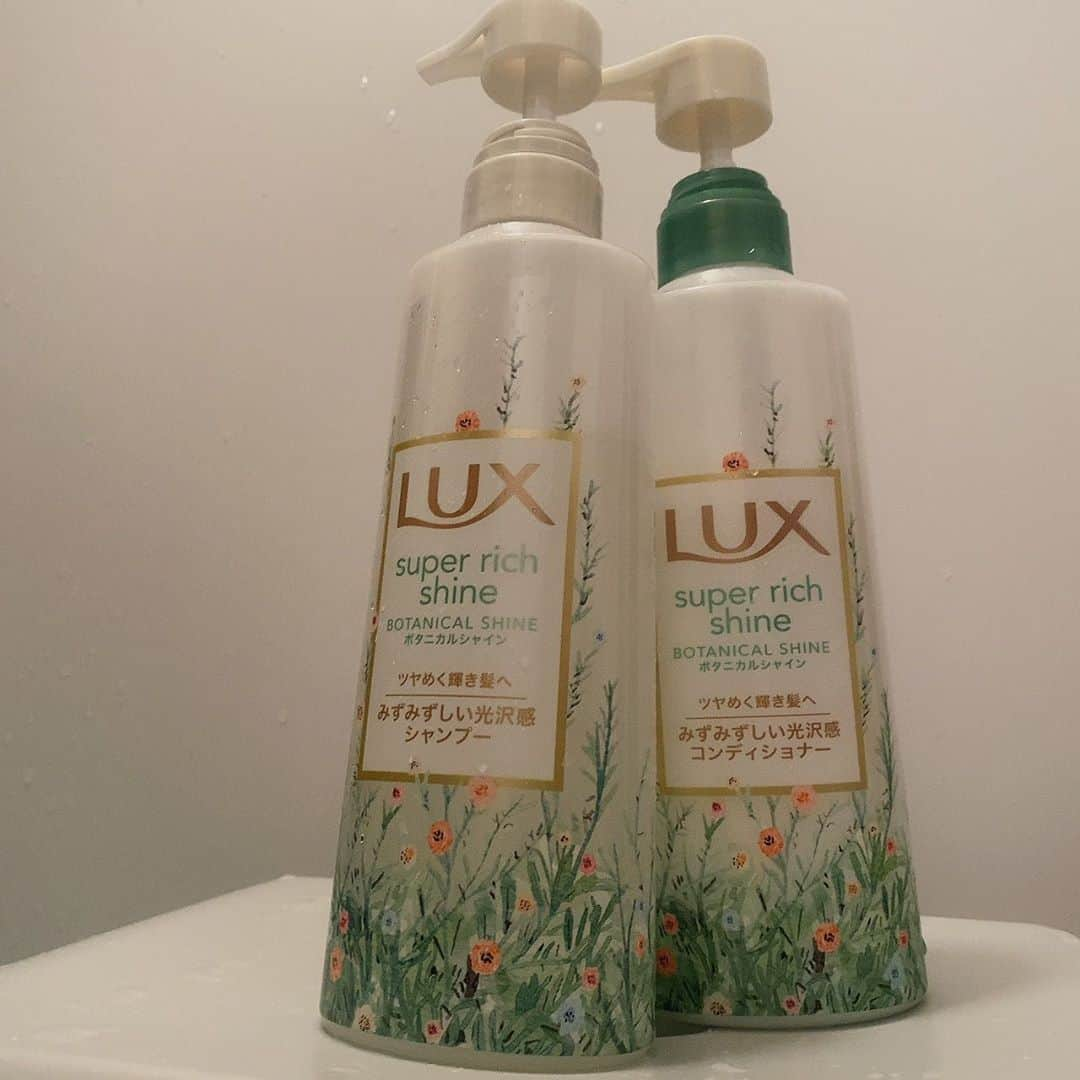 renさんのインスタグラム写真 - (renInstagram)「・ ・ ボタニカルシャインを LUXに提供をいただきました🌱 LUXスーパーリッチシャインから新発売です◎ 髪がうるおいから柔らかく感じる仕上がりかなと思います🗒 シャンプーはとってと泡立ちが良くて コンディショナーもいい具合にコクがあって香りも爽やかで好みでした🌱 パッケージから可愛くてそこもお気に入りです🐇  #ラックス #LUX #ボタニカルシャイン #ボタニカルシャンプー #私の輝き方は私が選ぶ #シャンプー #コンディショナー #PR @lux_jp_official  ・ ・」11月11日 20時00分 - _reeen_