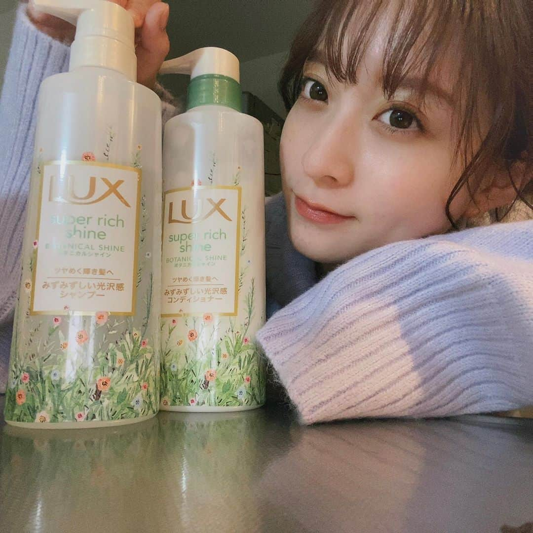 renさんのインスタグラム写真 - (renInstagram)「・ ・ ボタニカルシャインを LUXに提供をいただきました🌱 LUXスーパーリッチシャインから新発売です◎ 髪がうるおいから柔らかく感じる仕上がりかなと思います🗒 シャンプーはとってと泡立ちが良くて コンディショナーもいい具合にコクがあって香りも爽やかで好みでした🌱 パッケージから可愛くてそこもお気に入りです🐇  #ラックス #LUX #ボタニカルシャイン #ボタニカルシャンプー #私の輝き方は私が選ぶ #シャンプー #コンディショナー #PR @lux_jp_official  ・ ・」11月11日 20時00分 - _reeen_