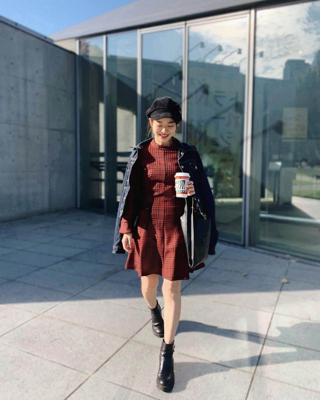 猪鼻ちひろのインスタグラム：「☕️🔥❣️ jacket… #vintagelevis  one-piece… #zara boots… #zara bag… #niceness  soy latte… #starbucks  久々のミニワンピで駆け抜けた1日。 みなさま、きょうもお疲れ様でした！♡ #ちひろのお洋服」