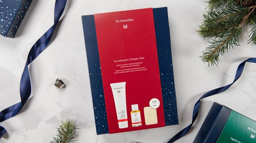 Dr. Hauschka Japan ドクターハウシュカのインスタグラム：「11月1日は「恋人の日」⁠ 言葉にできない気持ちをギフトにしのばせて。⁠ .⁠ .⁠ ユニセックスにお楽しみいただける、⁠ アーモンドのボディケアコフレ。⁠ 穏やかで甘い香りが、贈られる方の時間を⁠ 暖かく包み込みます。⁠ .⁠ .⁠ #drハウシュカ#ドクターハウシュカ#ナチュラルコスメ#オーガニックコスメ#敏感肌#敏感肌でも使える#敏感肌用#オーガニック#ボディケア#ボディクリーム#保湿#ホリスティック#海外コスメ#ハーブ#ホリスティック#サステナブル #ノンケミカル #自然派#天然香料#乾燥ケア #乾燥対策#ナチュラルボディケアグッズ # 保湿クリーム#ボディケア#自然派#恋人の日#クリスマス#入浴剤#ギフト#クリスマス#サステナブル」