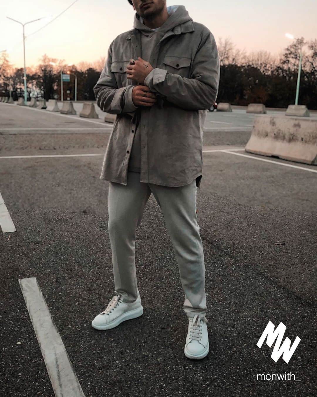 Men Withのインスタグラム：「Really cool outfit worn by our dear friend @s_vanniii 👌🏽 #menwithstreetstyle」
