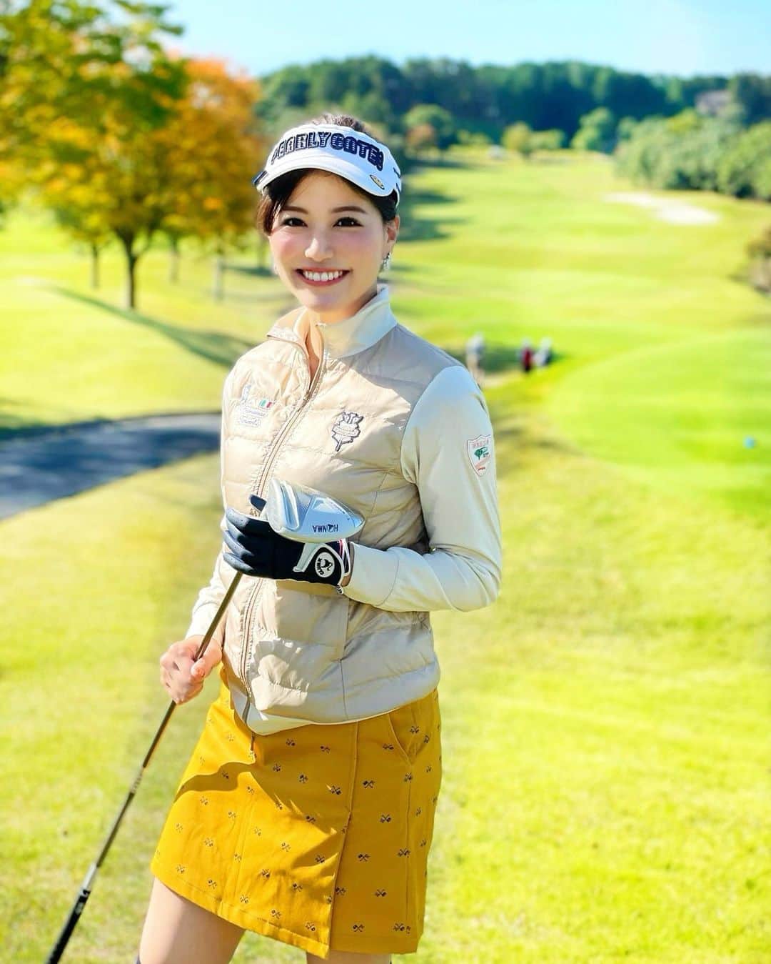 のインスタグラム：「こんばんは💕 . 先月末のゴルフ⛳️🏌️‍♀️✨ 少し紅葉が始まったゴルフ場がとっても綺麗でした✨ ゴルフは秋が気持ちいいとよく聞いていたけどその理由がわかった気がします🤔 . ウェアは軽井沢アウトレットの戦利品💕 outer&skirt... @beamsgolf  knee soxs... @callawaygolf_japan  sun viser... @pearlygates_official  . 紅葉に合わせてイエローとベージュの温かみあるカラーで♡靴下はネイビーで✨イエローとネイビーの組み合わせって可愛いですよね🎵 とりあえず今はできるだけゴルフをする時間を増やしてより上手くなりたいです❣️✨ . そして本日20時〜 @uuumgolf 第2弾が配信されています❤️ 初心者はゴルフセットどう揃えるかとか練習はまずどこからするかなど、知りたかった情報盛りだくさんで大変参考になる動画内容になっております✨ お得情報もあるのでぜひチェックしてくださいね❤️🏌️‍♀️✨ . 今日もお疲れ様でした🎵 . #golf #ゴルフ #ゴルフ女子 #りなまるゴル #ゴルフウェア #beamsgolf #beams #callaway #golflife #golfstagram #成田ゴルフ倶楽部 #ゴルフコーデ #ゴルフラウンド #ゴルフパートナー #ゴルフレッスン #golfwear #golfswing #紅葉 #成田 #秋コーデ #ゴルフ練習 #ゴルフ練習場 #ゴルフクラブ #pearlygates #パーリーゲーツ #キャロウェイ #ビームス #カジュアルコーデ #スポーツ女子 #ゴルフ初心者」