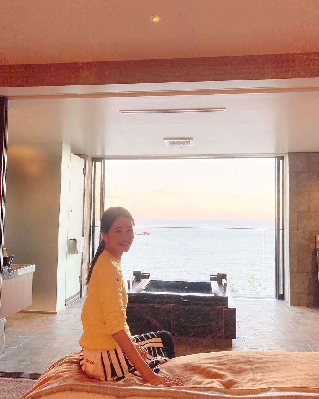 KAORI.OMURA 大村香織さんのインスタグラム写真 - (KAORI.OMURA 大村香織Instagram)「🏌️‍♀️♨️の旅☺︎ ・ 熱海にある　@hiramatsuhotels_resorts_atami  ラウンド終わってから、そのまま送迎で💨 ・ 数寄屋造りの建物に✨ お部屋から！お風呂から？見える🌊が綺麗で癒しでしかない✨ ・ 寝起きに窓を開けたら眩しすぎて涙出ちゃったけど😂 ・ ・ お食事はフレンチ☺︎ グルテン無しでお願いしていたら、お菓子のカヌレ以外は全て対応してくださいました✨🍽 写真多すぎてカットしています😢 ・ ゴルフして♨️入ってのんびり出来て楽しい旅でした☺︎✨ ・ またあのお風呂に入りたい。笑 ・ ・ 2枚目ヘリが写っているのは、すぐ下で火事があって消火活動🧯されていました💦 無事消火されて助かりました💦 ・ ・ #温泉旅行 #熱海 #温泉旅館 #ゴルフ旅 #熱海旅行 #アラフォー#アラフォーライフ#ひらまつ #ひらまつ熱海 #hiramatsu #オーシャンビュー #相模湾 #癒し#グルテンフリー #フレンチ#オーベルジュ #熱海温泉#夕日#旅行#国内旅行#海が見える温泉#また行きたい場所」11月11日 20時05分 - kaori.omura