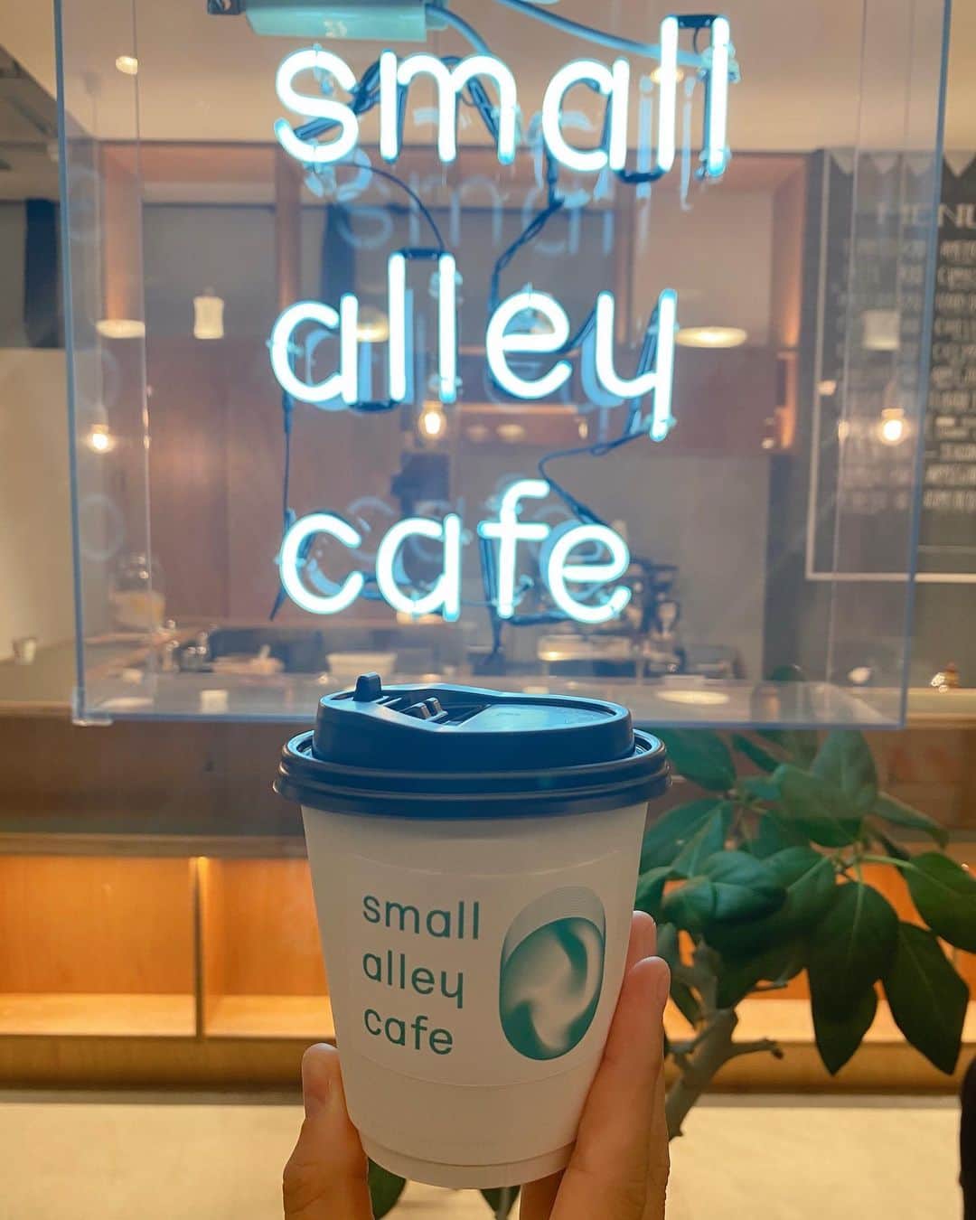 熱田久美さんのインスタグラム写真 - (熱田久美Instagram)「☕️small alley cafe / 渋谷〔東京〕 ------------------- #渋谷ブリッジ にあるカフェ。 インスタで見つけて行ってみたかったので🕊 素敵な絵を描いてくれたよ☕️🤍 (2枚目がお店の名前) ラテ飲んで、ほっと一息ほんとに大事！ #癒しの時間  ・ #smallalleycafe #shibuya #shibuyabridge  #かふぇ #かふぇめぐり #かふぇすたぐらむ  #カフェ #カフェ巡り」11月11日 20時16分 - kuumi1125