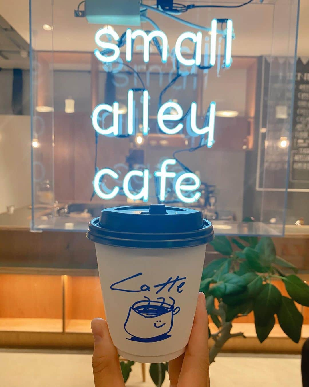 熱田久美さんのインスタグラム写真 - (熱田久美Instagram)「☕️small alley cafe / 渋谷〔東京〕 ------------------- #渋谷ブリッジ にあるカフェ。 インスタで見つけて行ってみたかったので🕊 素敵な絵を描いてくれたよ☕️🤍 (2枚目がお店の名前) ラテ飲んで、ほっと一息ほんとに大事！ #癒しの時間  ・ #smallalleycafe #shibuya #shibuyabridge  #かふぇ #かふぇめぐり #かふぇすたぐらむ  #カフェ #カフェ巡り」11月11日 20時16分 - kuumi1125