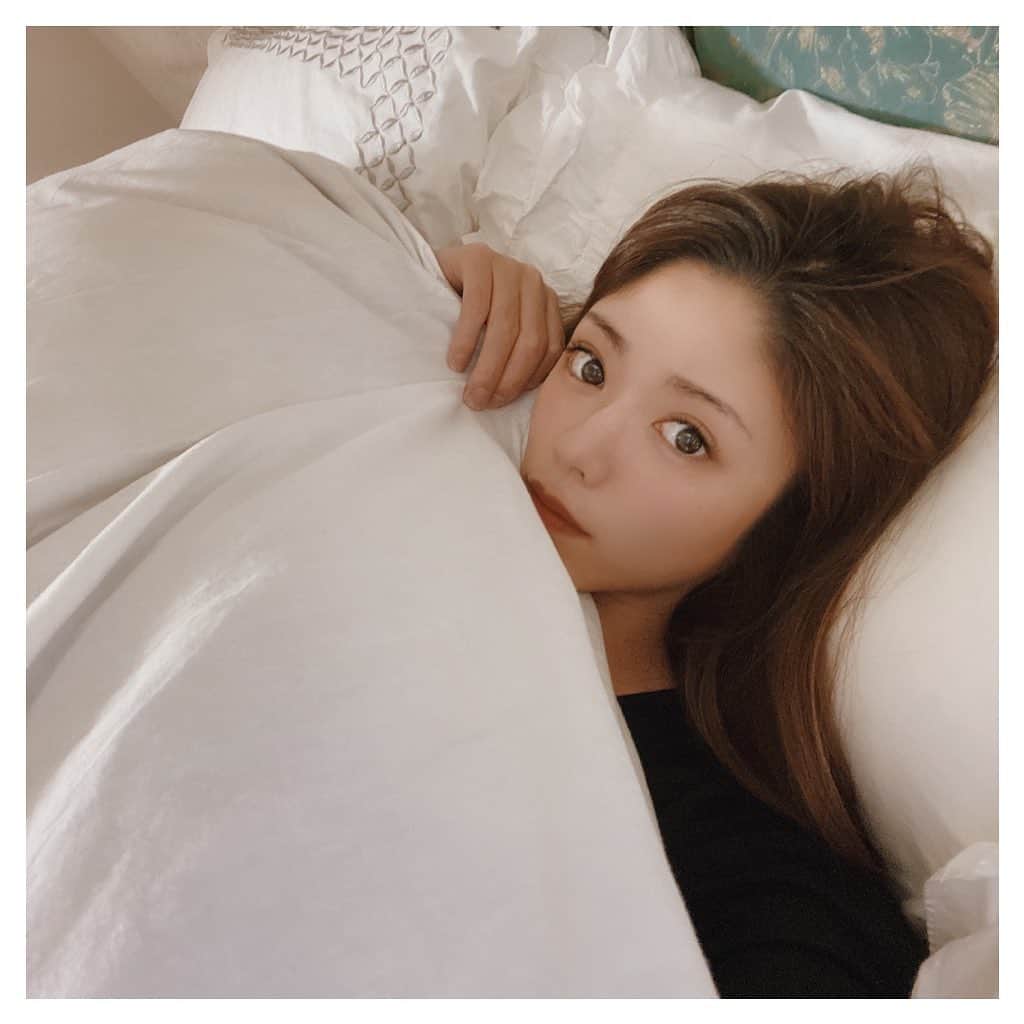 ARIKAのインスタグラム：「冬眠したい🐻🌙 . もふもふのお布団最高に気持ちいい💛 布団カバー洗いたての時は特に🥺 全部Francfrancで揃えてるよ✨ 早く帰ってわんころ🐶と寝たいですん。 . #winter #布団 #冬 #ふわふわ #おうち時間 #幸せ #冬眠したい #dog #すっぴん #workout #makeup #hair #me #girl #swag #l4l #love #selfie #bestoftheday #followme #寫真 #攝影日常 #粉我 #漂亮 #時髦 #데일리룩 #메이크업 #셀피그램 #팔로우미 #멋스타그램」