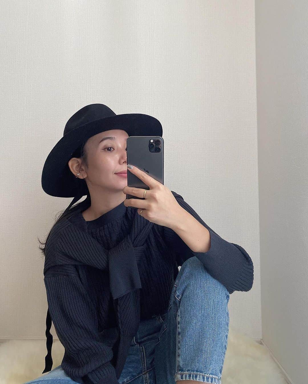 鈴木詩織のインスタグラム：「先日投稿したIGTVナノ・ユニバースの名品ニットをレイヤードスタイリングしてみたよ♡ カーディガンを肩がけしてます🙋🏾‍♀️ . 毛玉レスニットなのでほんとにストレスフリーでありがたい🙏🏾 IGTVでは4スタイリングしていますが、みなさんどれが好みでしたか？🤗セパレートではもちろん、セットアップとしても着れるのがいい。 . ウェブサイトでは他の色もあったのでかなり気になっています！ . . . . . @nanouniverse_official @nanouniverse_press #ナノユニバース#nanouniverse#毛玉レスニット#コーデ部#コーデ日記#162cmコーデ#着回し#着回しコーデ」