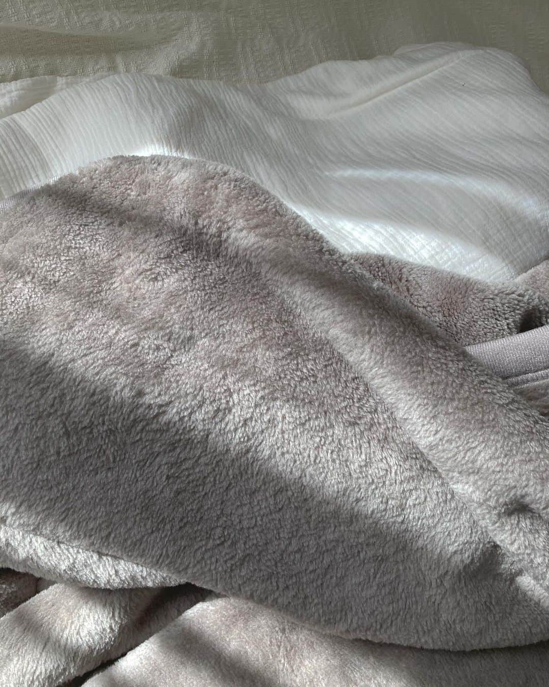 井上花実さんのインスタグラム写真 - (井上花実Instagram)「ヒートテックモウフ 寝具が白ばかりなのでグレーにしました 軽いし本当に秒であたたかい すごい寒い夜に使い始めた翌朝 JP🧔🏻が『汗かいた』って言ってた そんなには熱くないはずだが。 今年のUNIQLO好きだなー まだヒートテックとパジャマしか買ってないけど : #UNIQLO#ユニクロ#ヒートテック#ヒートテックモウフ#ヒートテック毛布#heattech #heattechuniqlo#寝具#毛布#防寒#冬」11月11日 20時14分 - hana87_mi3