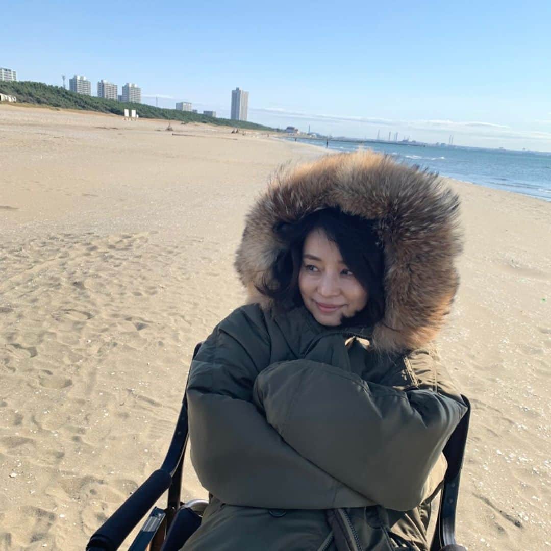 石田ゆり子さんのインスタグラム写真 - (石田ゆり子Instagram)「海辺での撮影。 風が強くて寒い。 でも、陽が沈む少し前の マジカルアワーの光は 本当に美しくて 見ているだけで幸せな気持ちになりました。 全てのものが薄いピンク色に包まれる時間です。 #タマティーノ写真館」11月11日 20時25分 - yuriyuri1003